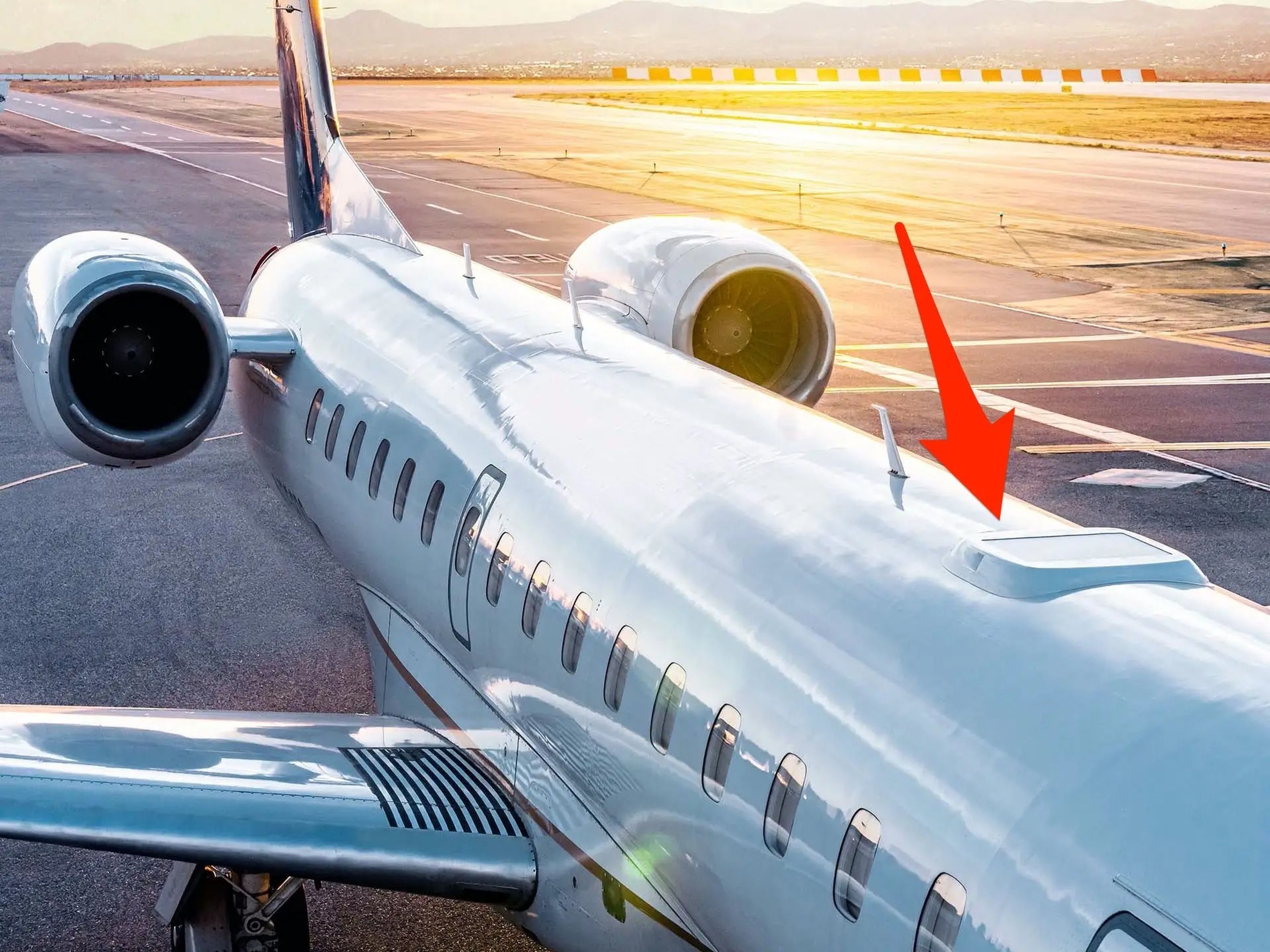 A big red arrow pointing to the top of a JSX plane where Starlink is installed.