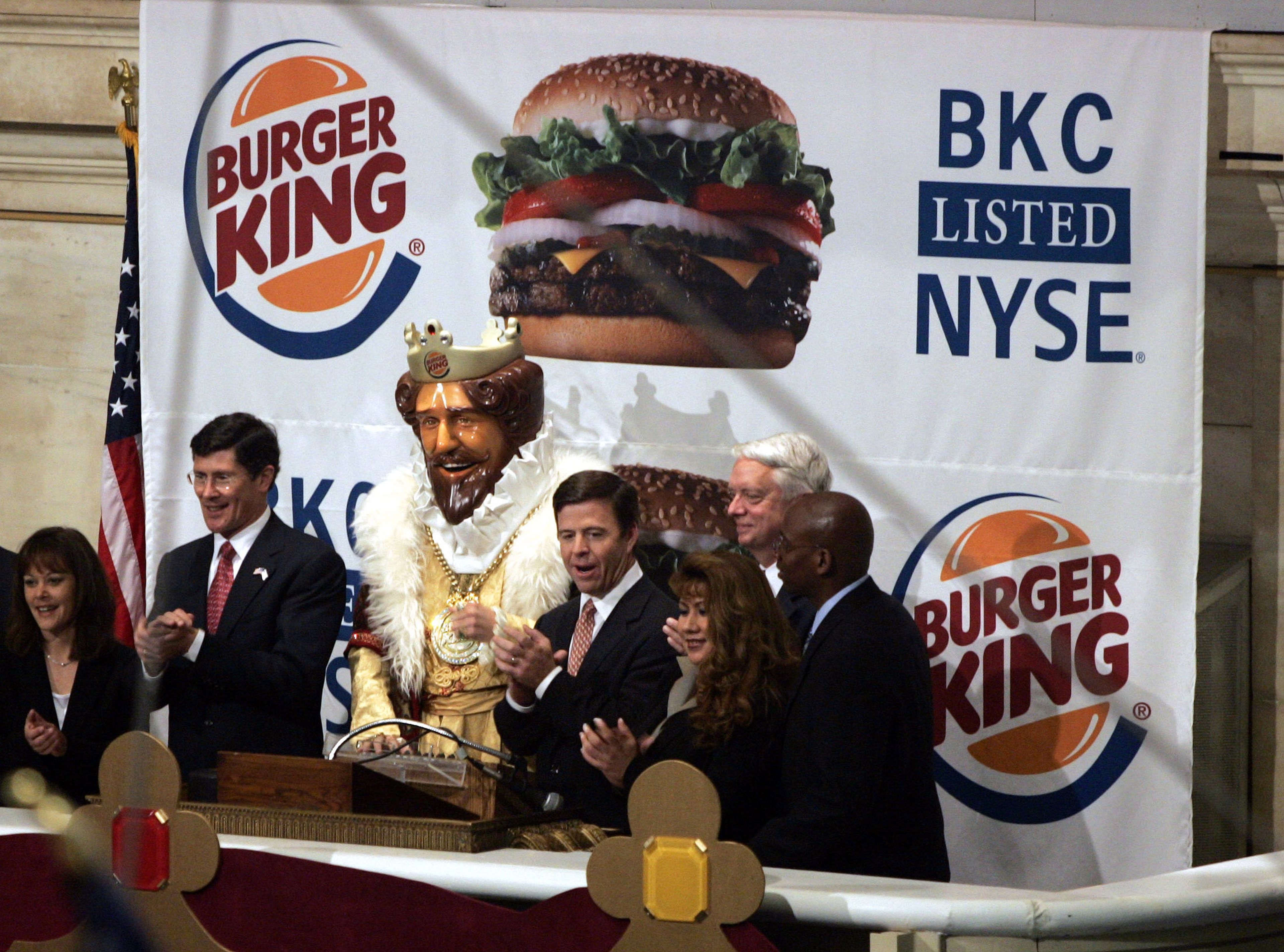 Representantes de Burger King tocan la campana de apertura de la bolsa en Nueva York (EEUU). 