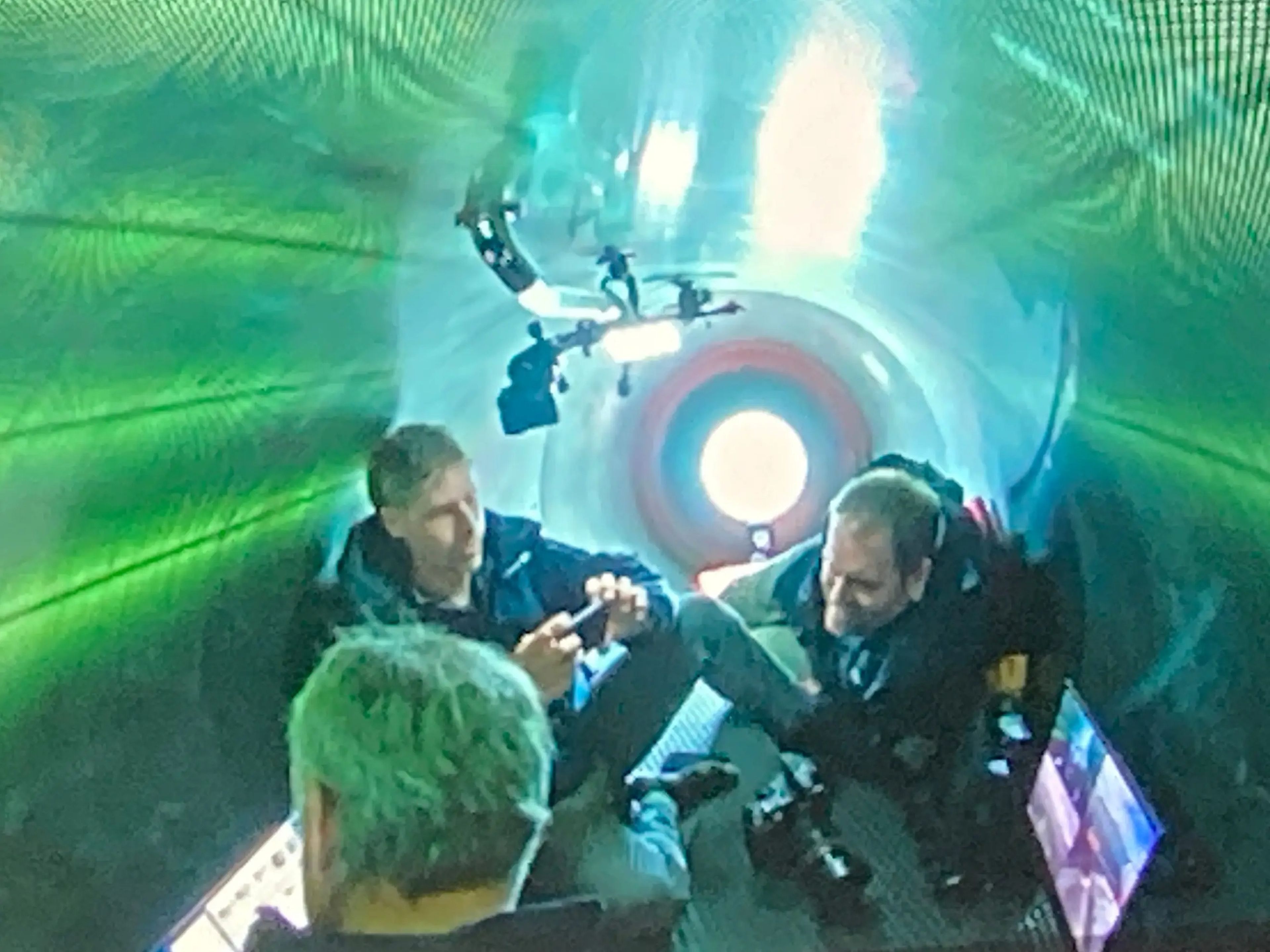 Una cámara muestra el interior del submarino Titán durante una inmersión de prueba de 2021 con Stockton Rush, Brian Weed y Josh Gates en su interior.