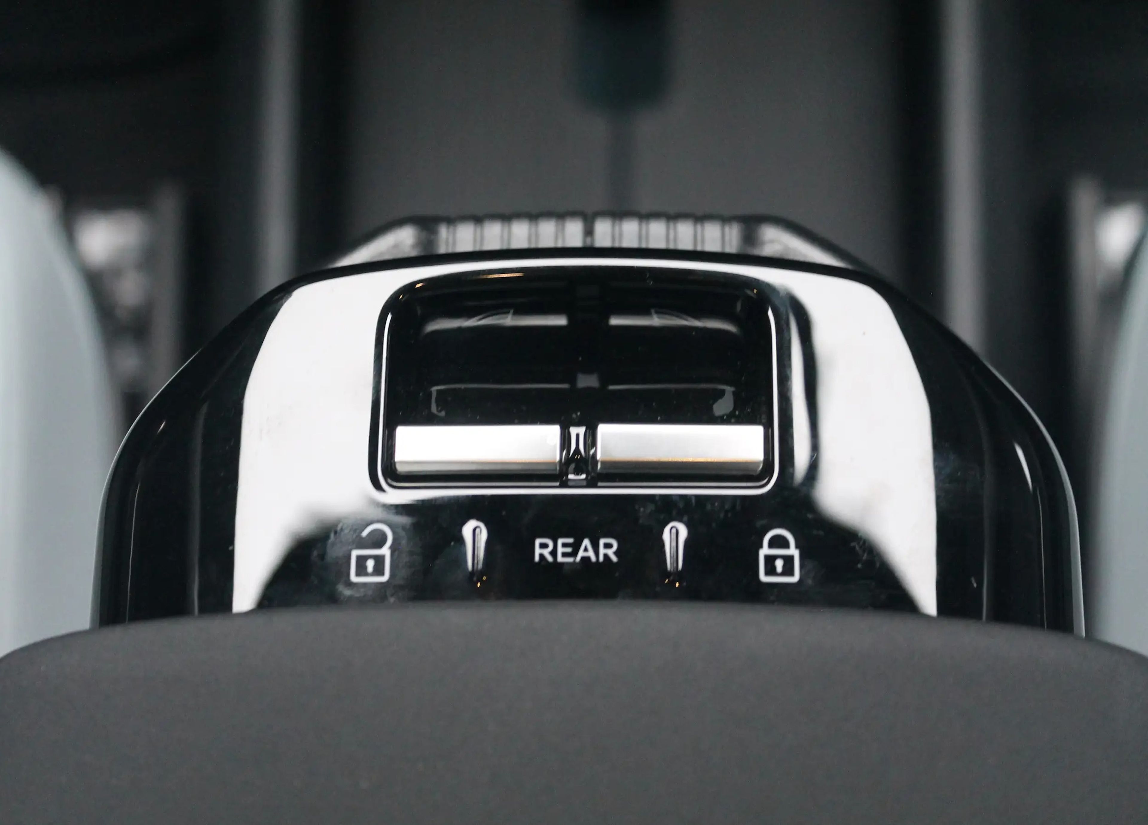 El reposabrazos central del Volvo EX30, que cuenta con ranuras para puertos USB-C y botones para accionar los cierres de las puertas.