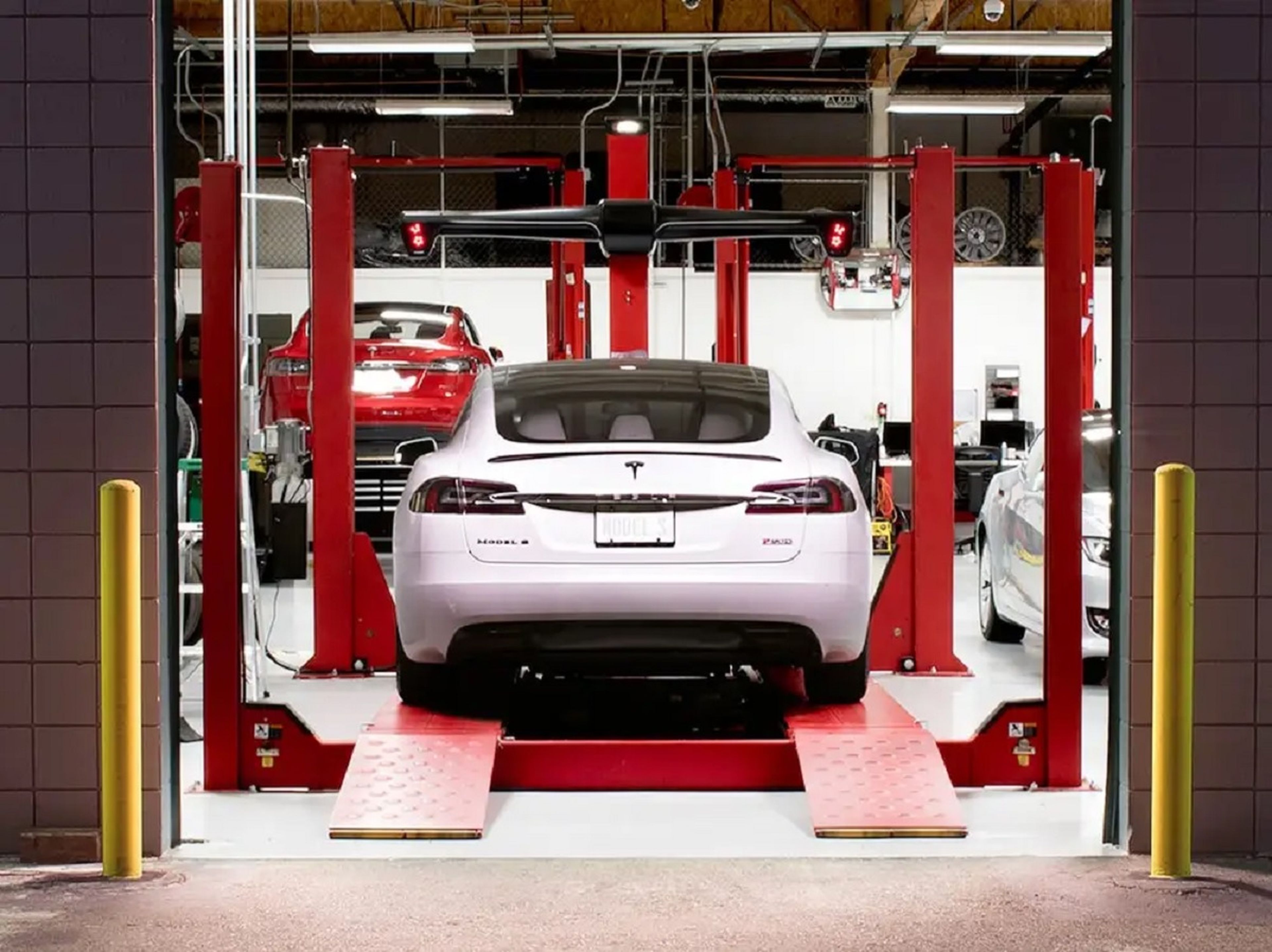 A lo largo de los años, algunos propietarios de Tesla se han quejado de problemas con los centros de servicio del fabricante de automóviles, como largos tiempos de espera, reparaciones deficientes y precios desorbitados.