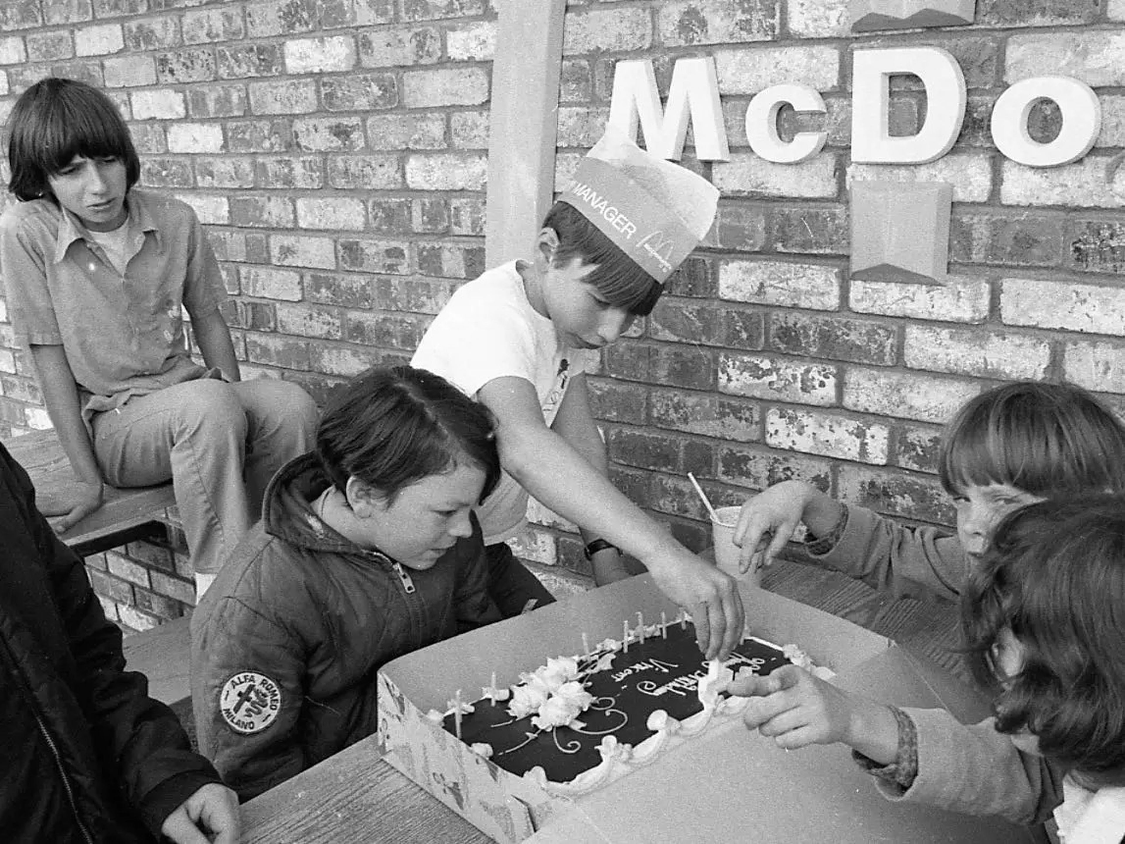 Un niño llamado Vincent celebrando su undécimo cumpleaños en McDonald's en 1973.
