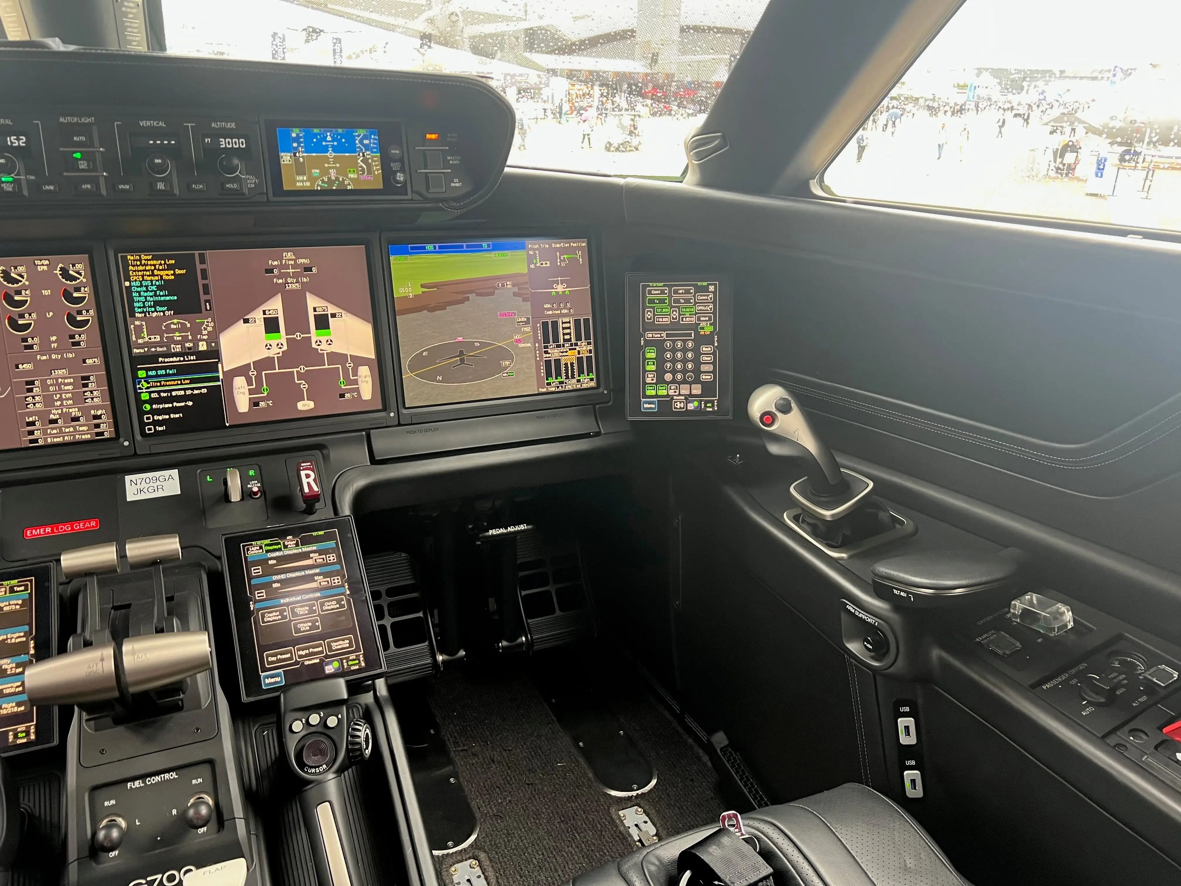 The cockpit of the G700.