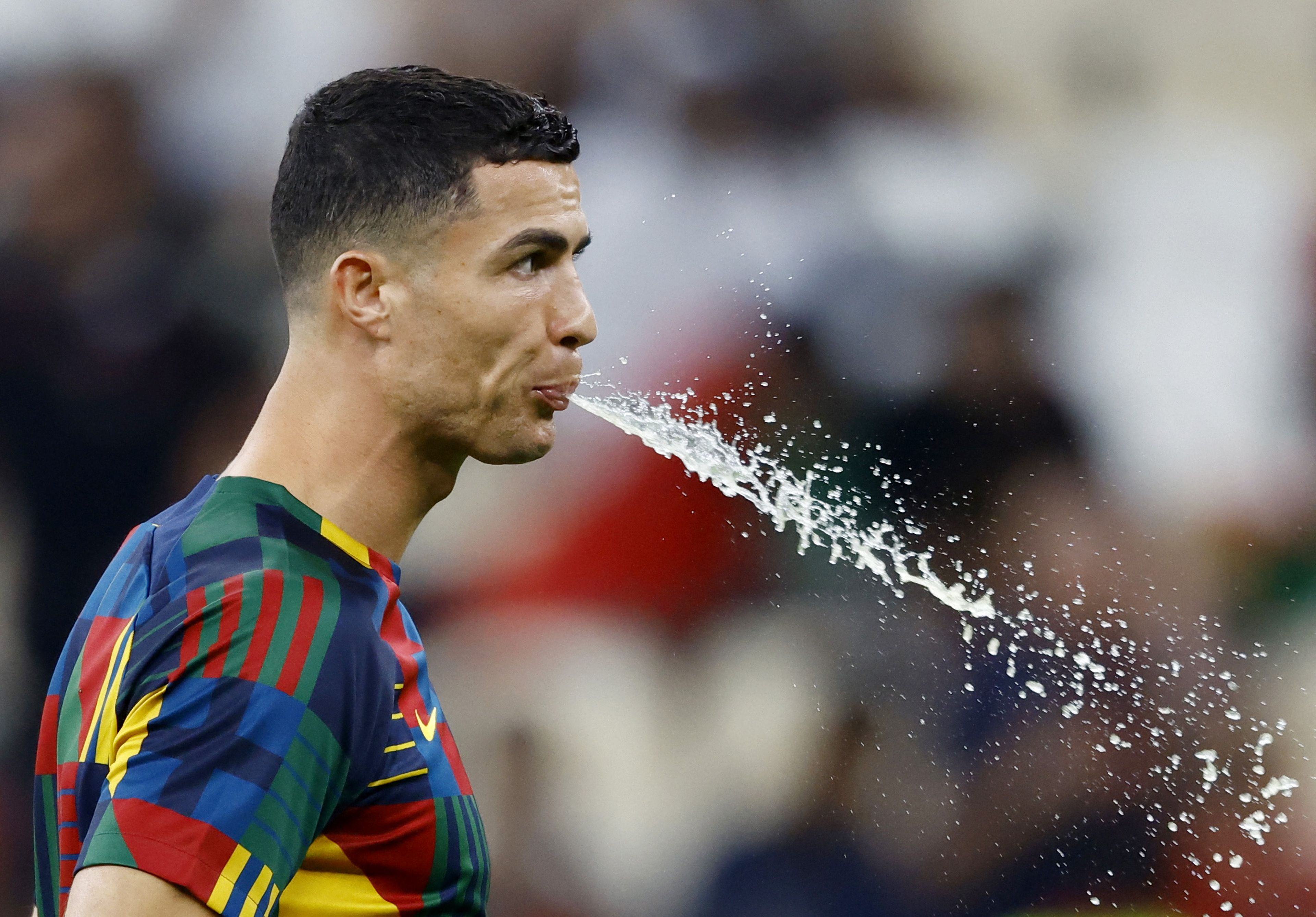 Cristiano Ronaldo escupe agua