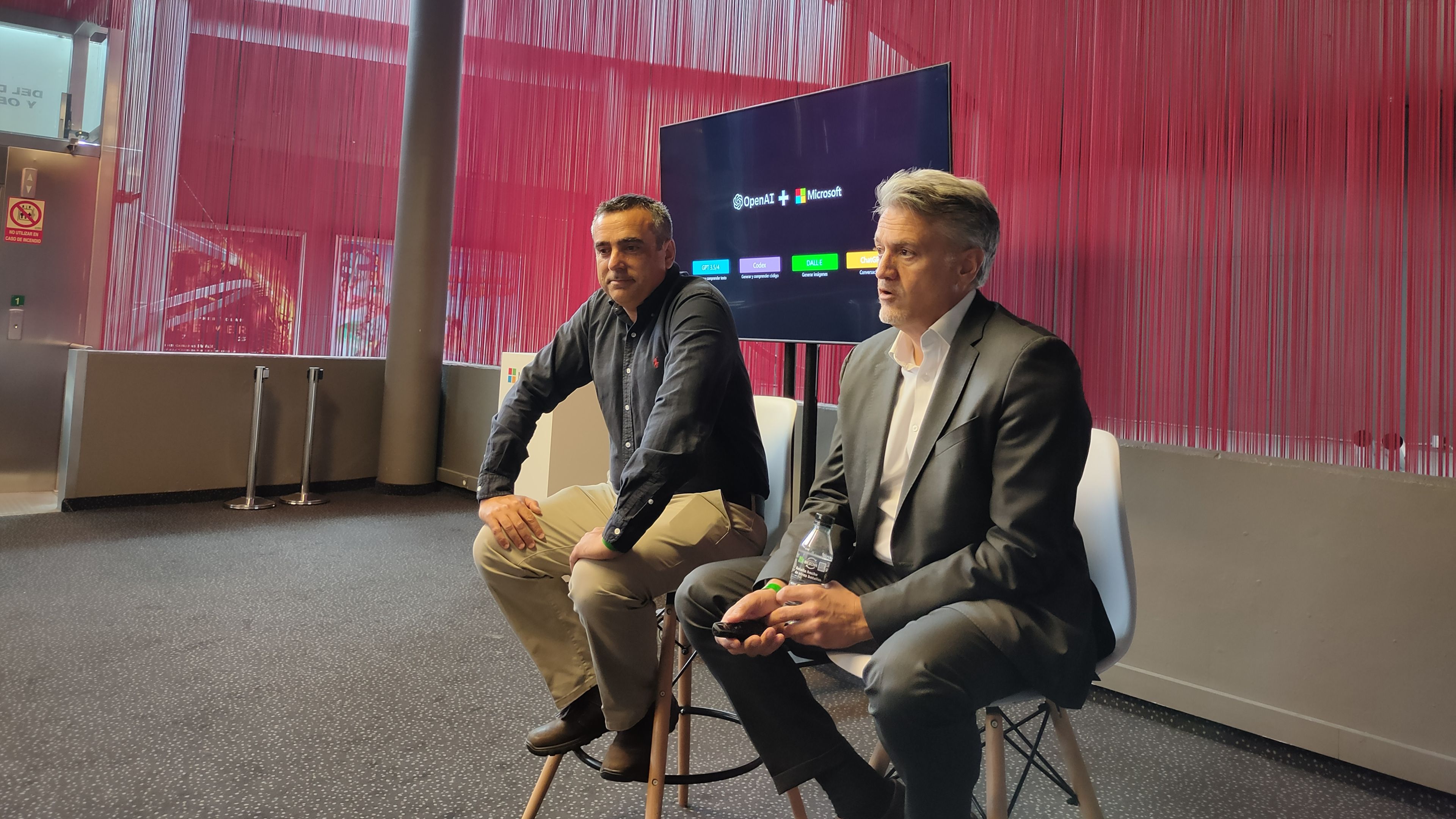 David Carmona, director general de Inteligencia Artificial e Innovación de Microsoft Corporation (izquierda), y Alberto Granados, presidente de Microsoft España.