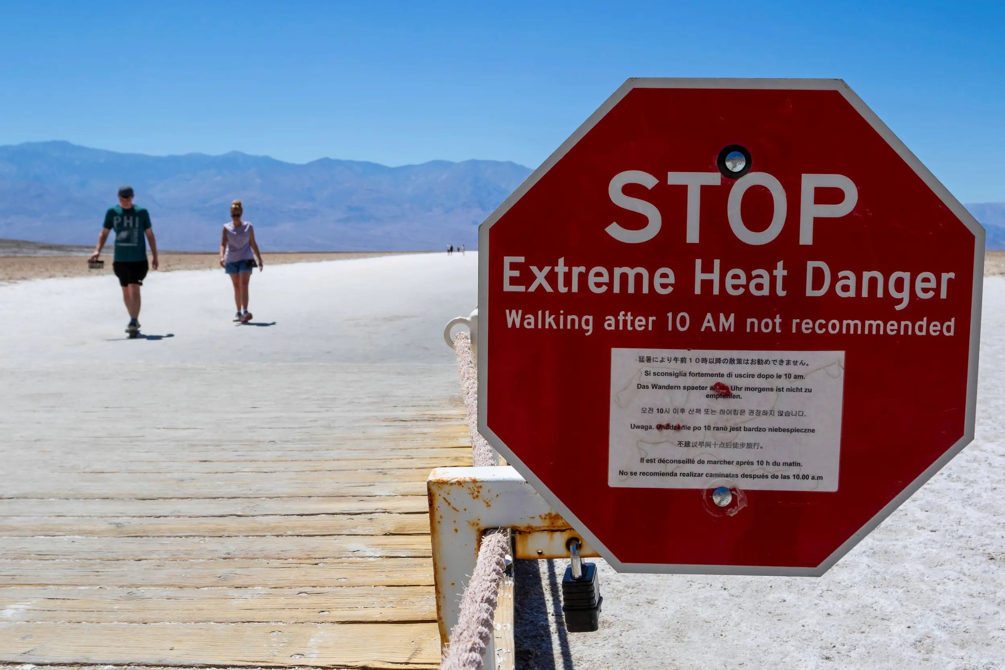 Una señal de advertencia recomienda no caminar por el Valle de la Muerte a partir de las 10 de la mañana.