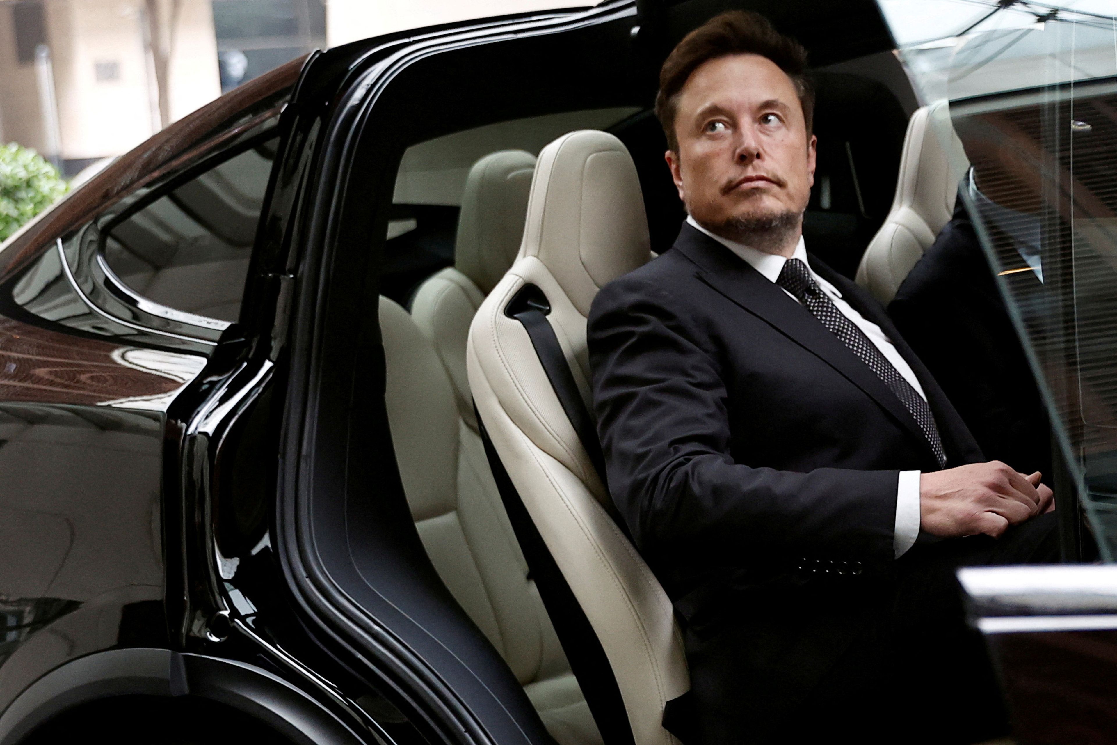 Elon Musk, consejero delegado de Tesla, en un coche Tesla en 2023.