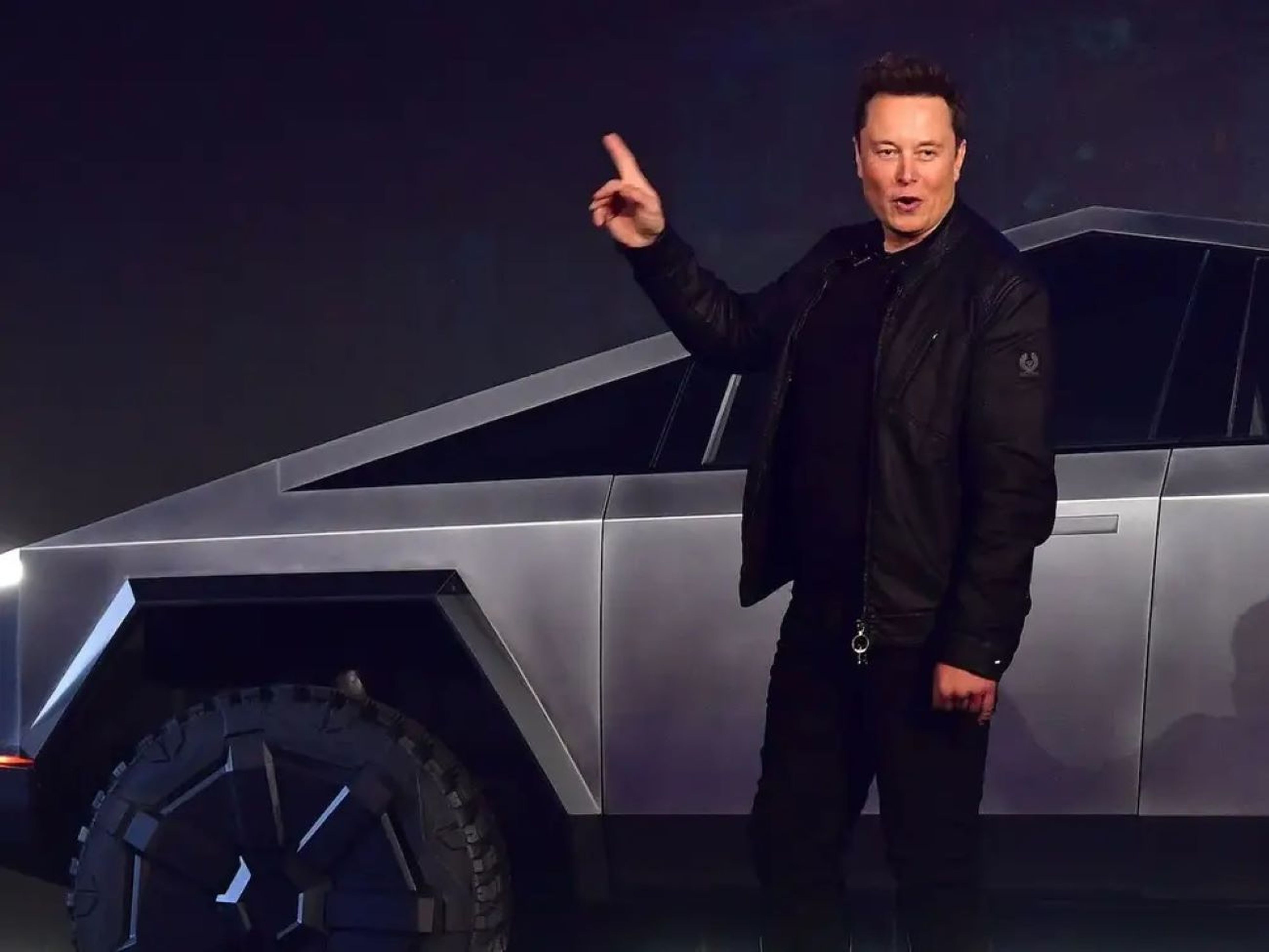 El cofundador y CEO de Tesla, Elon Musk, en la presentación del Tesla Cybertruck, totalmente eléctrico y alimentado por batería, en el Centro de Diseño de Tesla (Hawthorne, California, EEUU), en 2019.