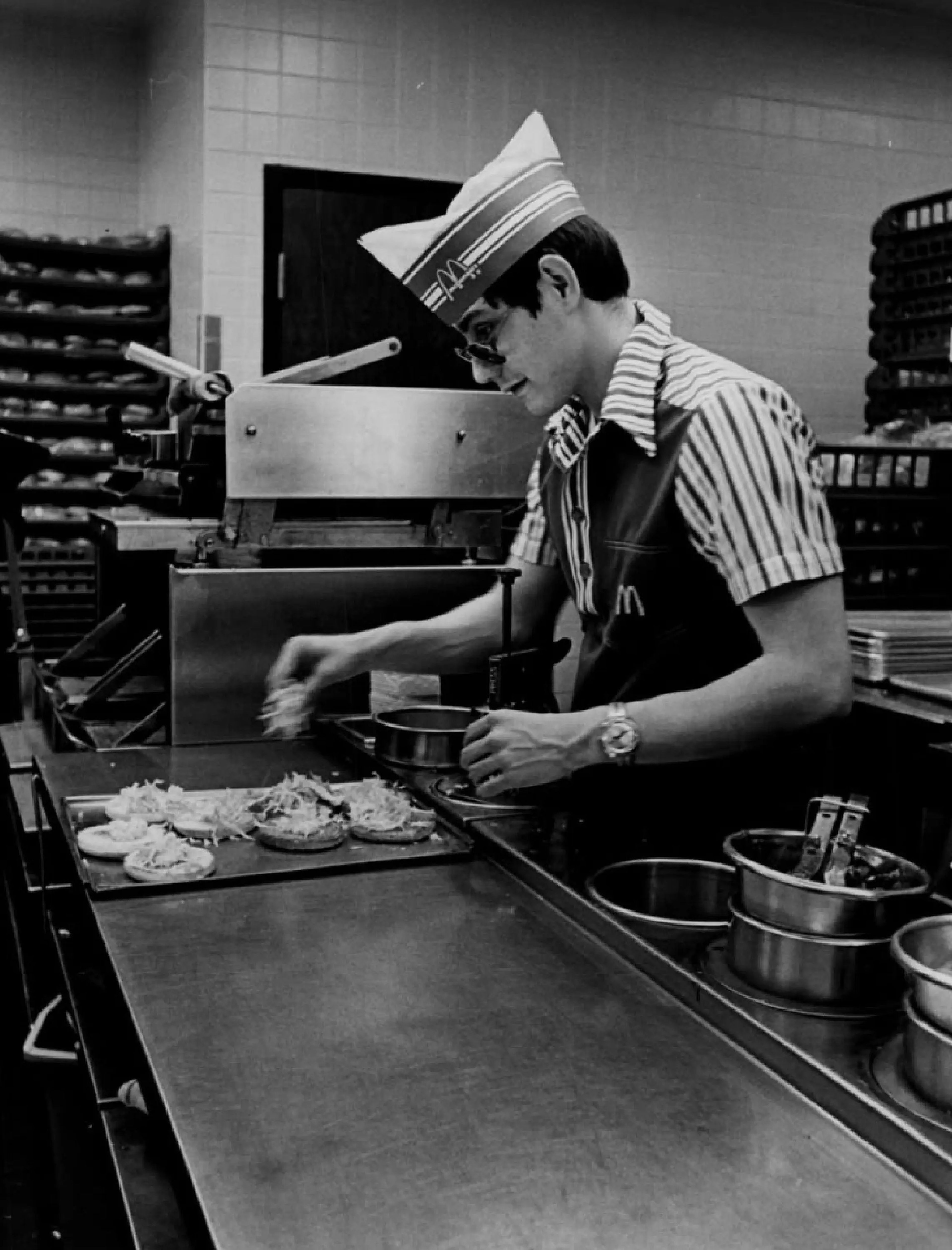 Un empleado preparando hamburguuesas en un restaurante de McDonald's en 1979.