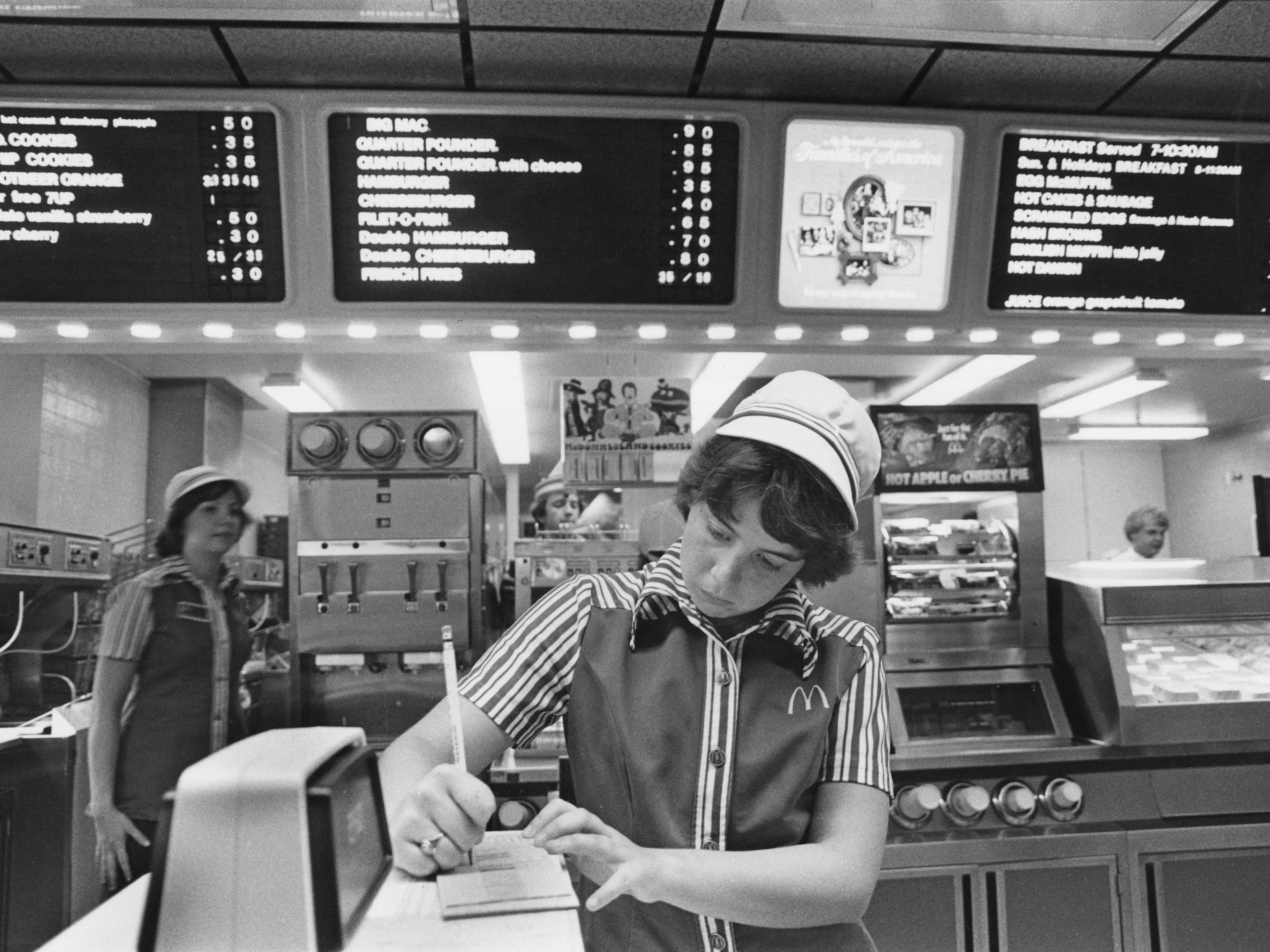 Una empleada tomando notas en un McDonald's en Southfield, Michigan, en 1978.