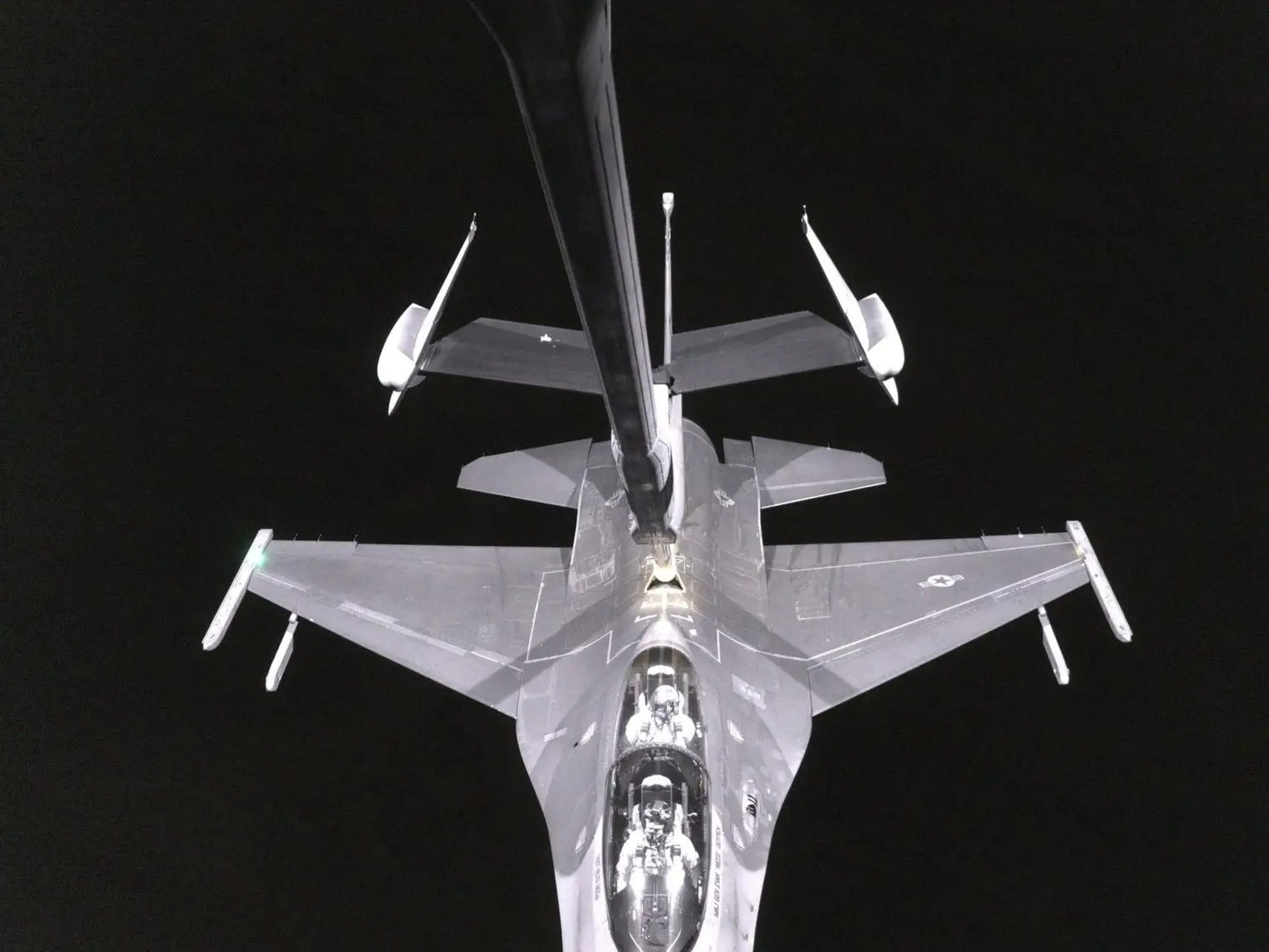 Ejemplo del sistema RVS 2.0 3D en acción con el KC-46 repostando un caza F-16 de noche.