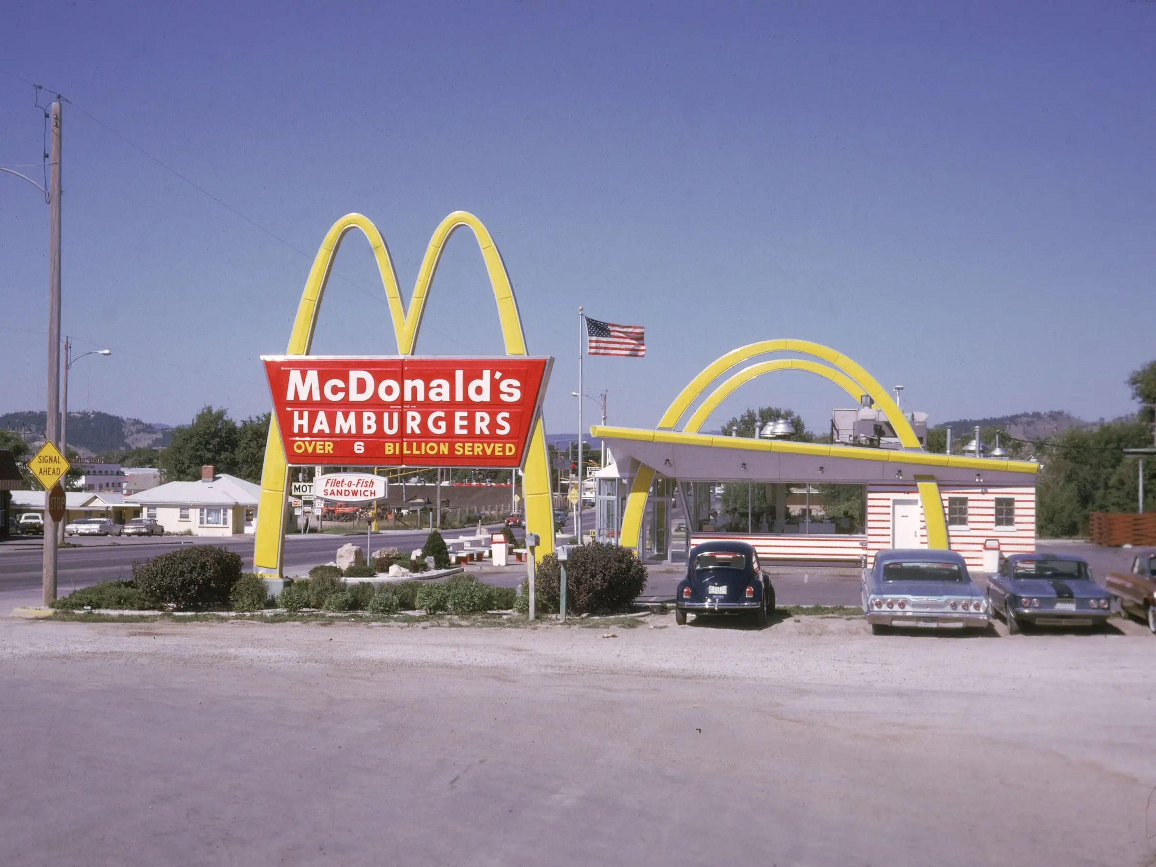 El exterior de un McDonald's en Dakota del Sur en 1970.