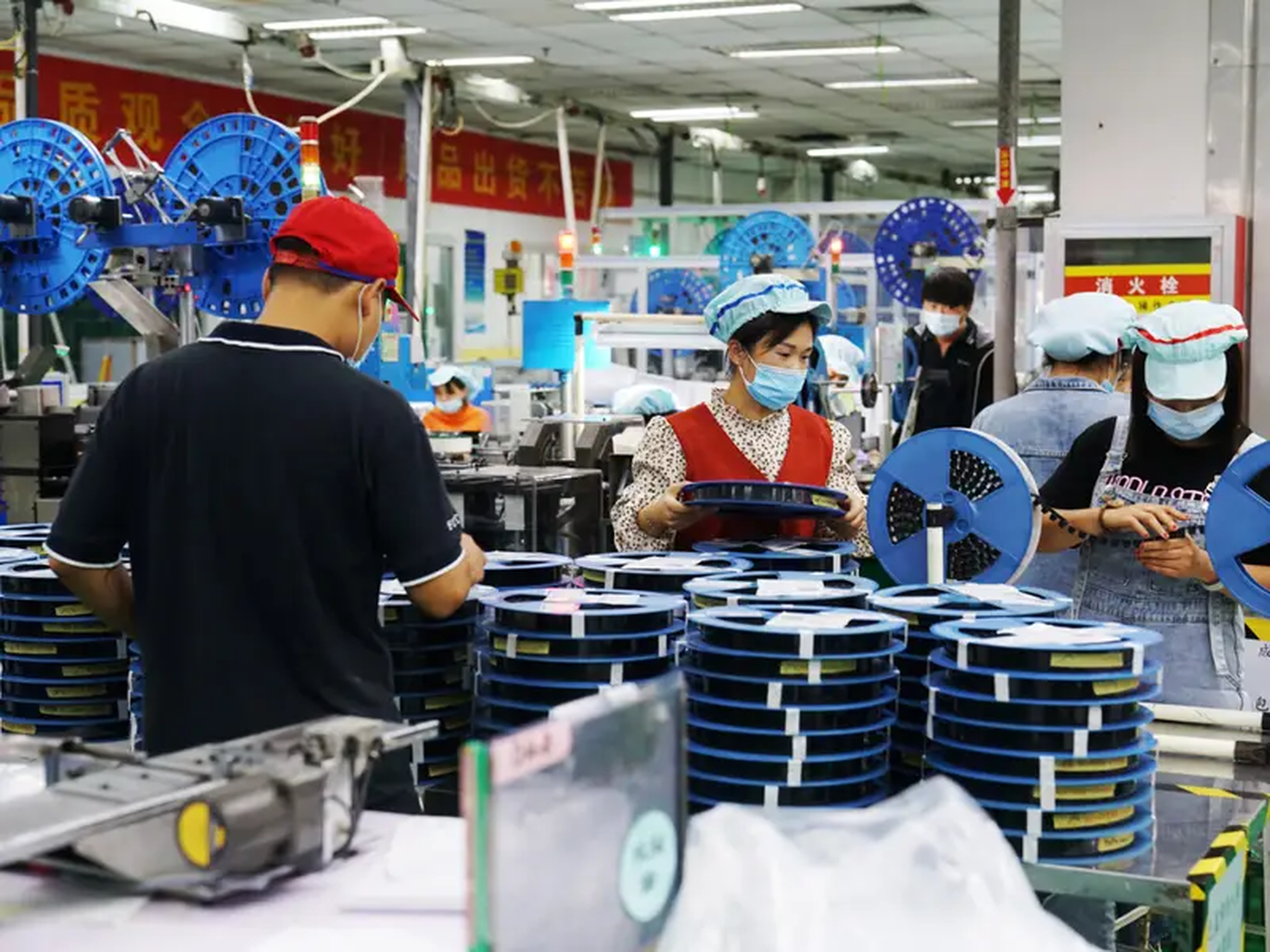 Un empleado trabaja en una fábrica de Foxconn el 4 de septiembre de 2021 en el condado de Zhongmu, ciudad de Zhengzhou, provincia china de Henan.