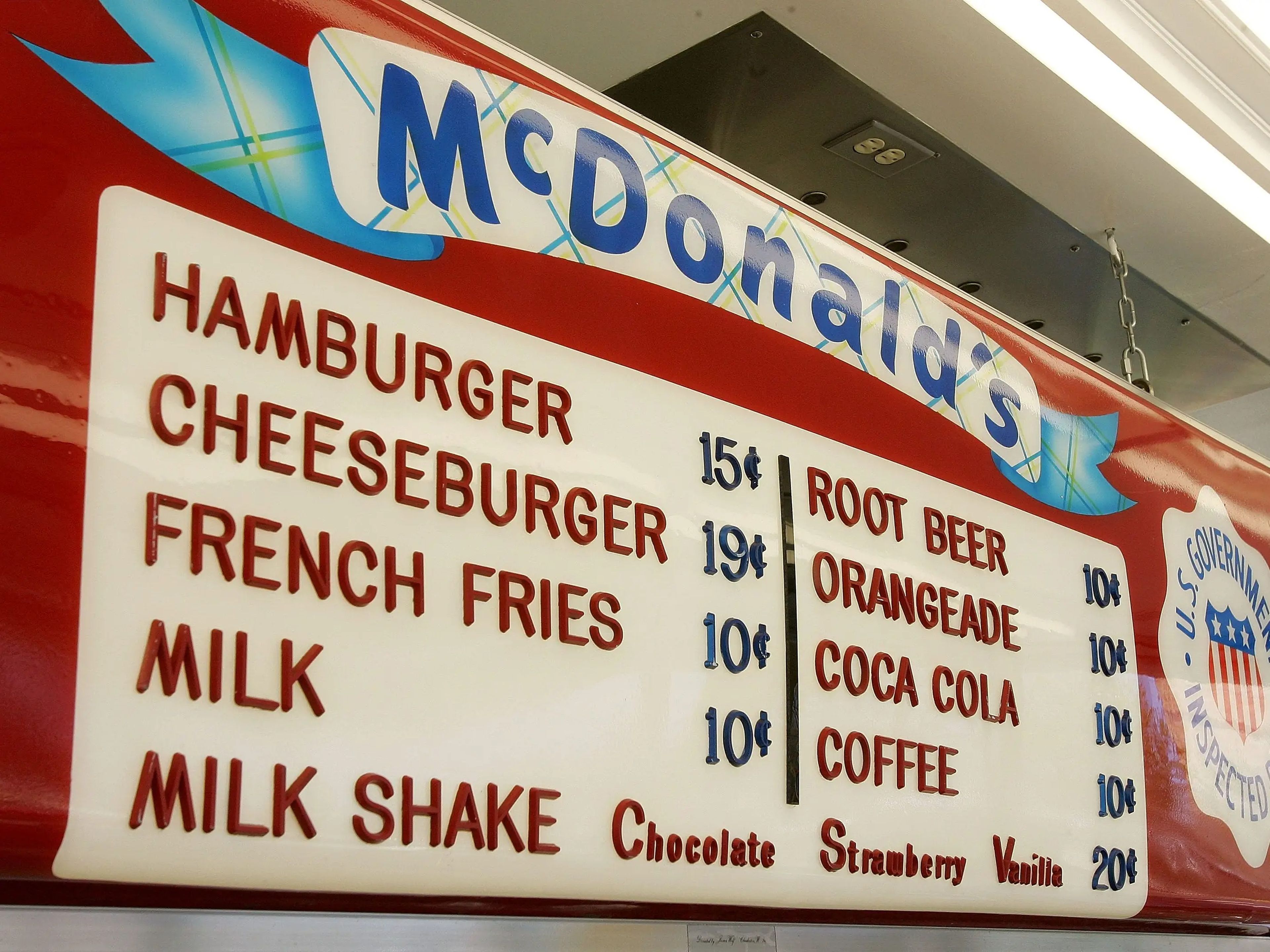 Un antiguo tablón de precios en el museo de McDonald's en Illinois.