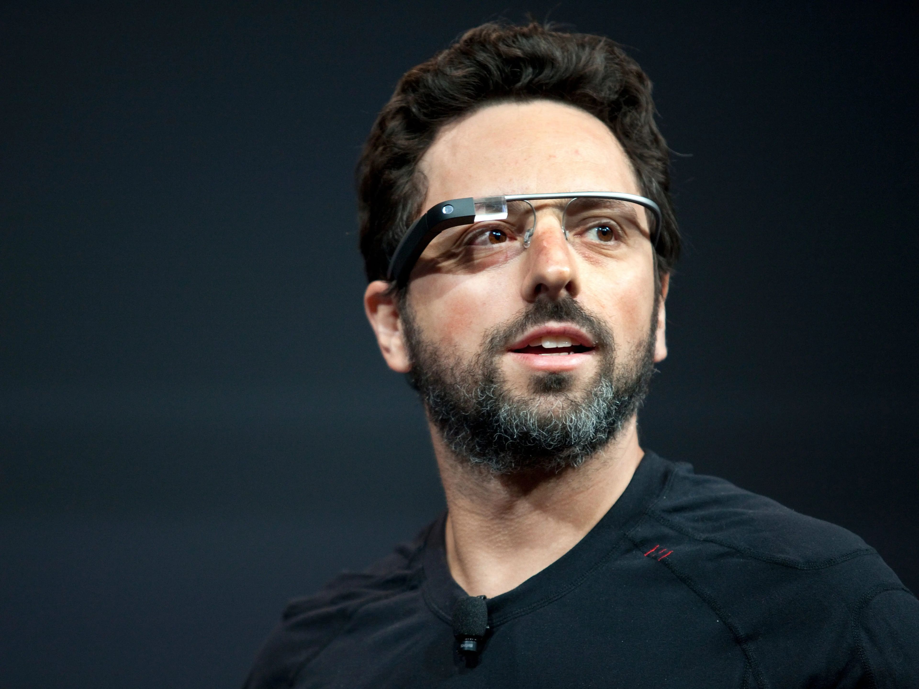El fundador de Google, Sergey Brin, con las Google Glass, las gafas de realidad aumentada de la compañía que se abandonaron en 2015.