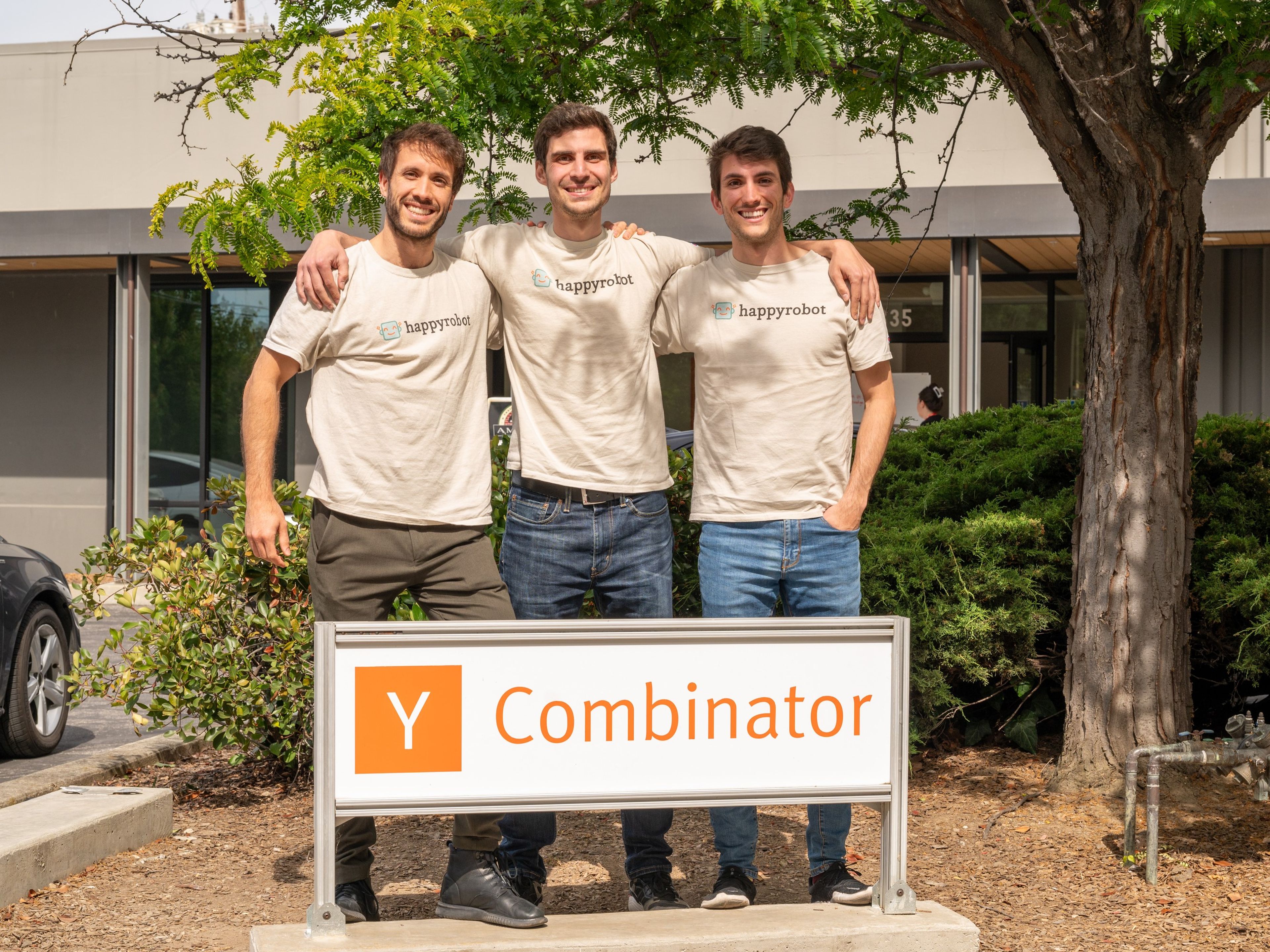 Fundadores de Happyrobot en la sede de Y Combinator.
