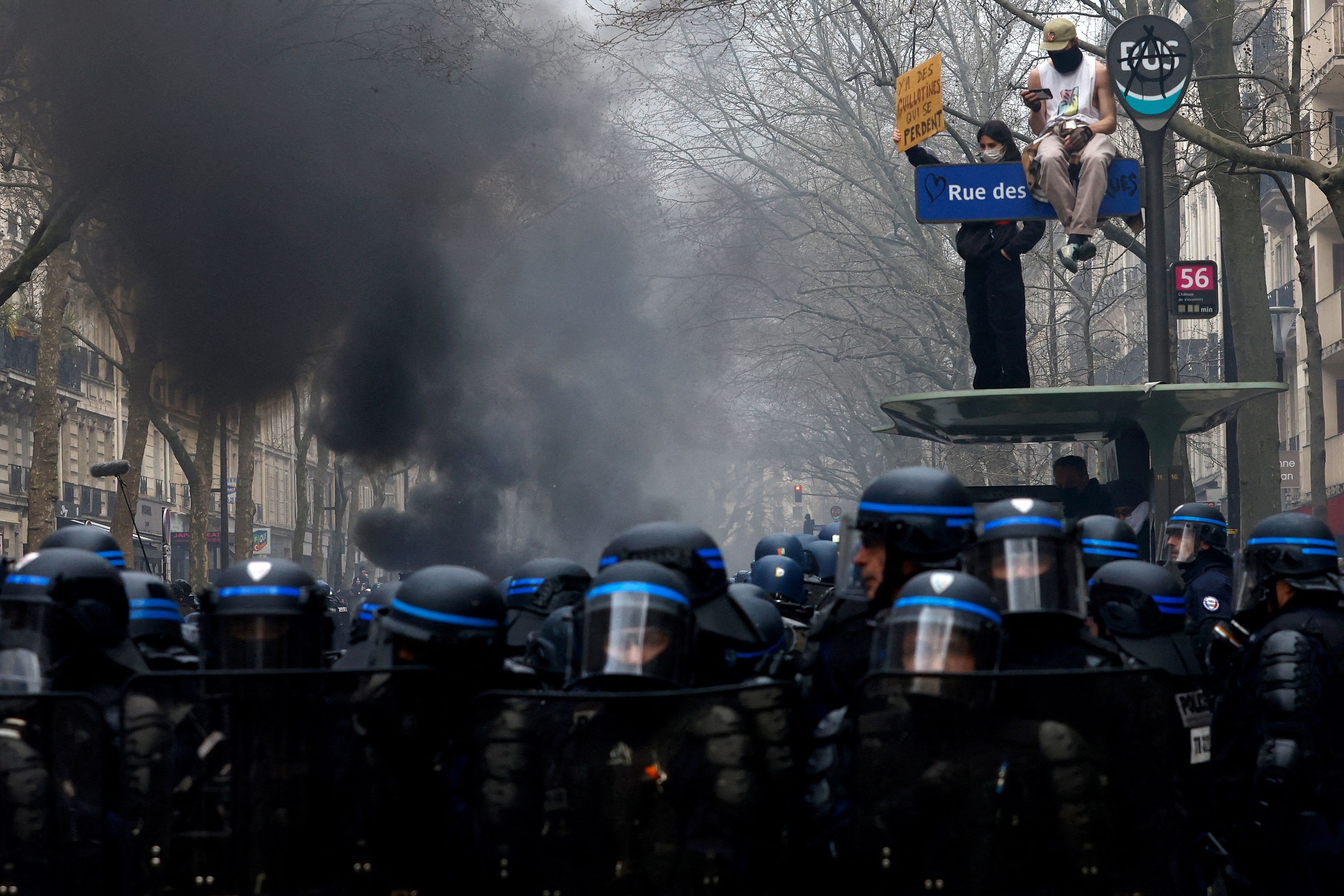 Un grupo de policías durante los disturbios en Francia.