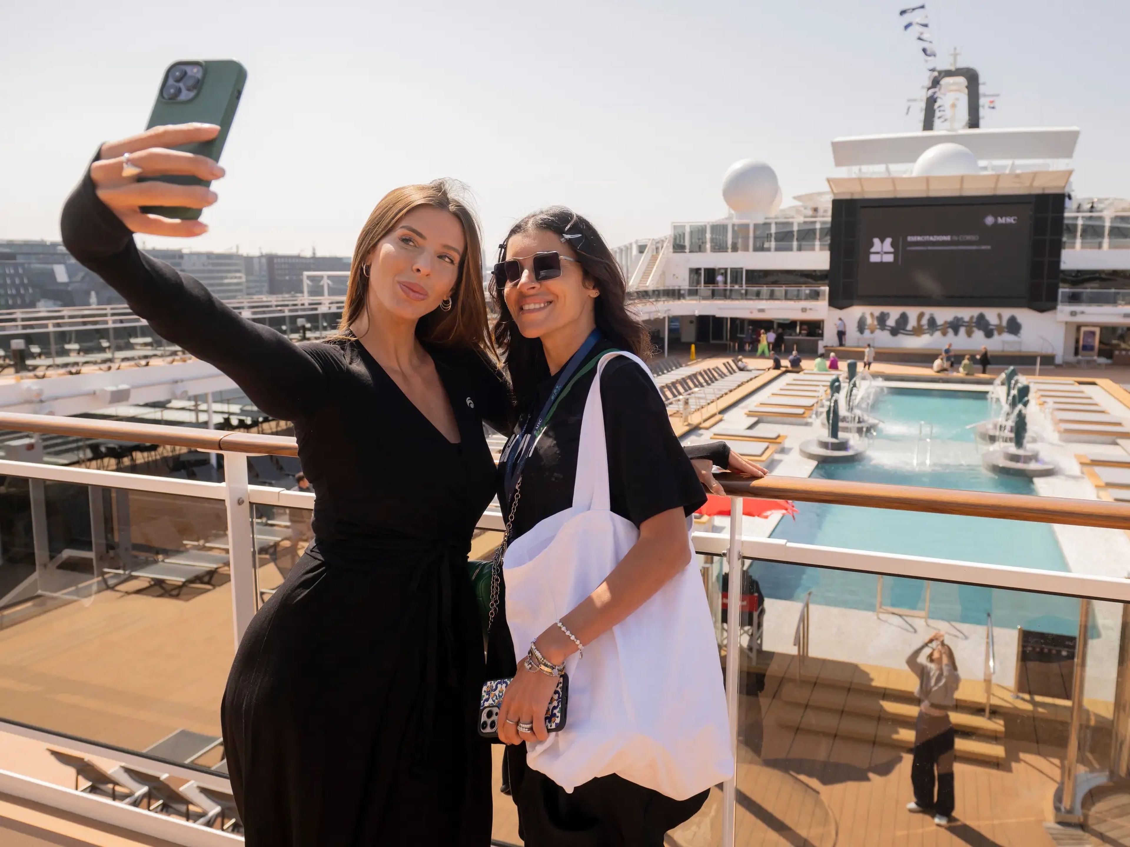 Huéspedes de crucero haciéndose un selfie