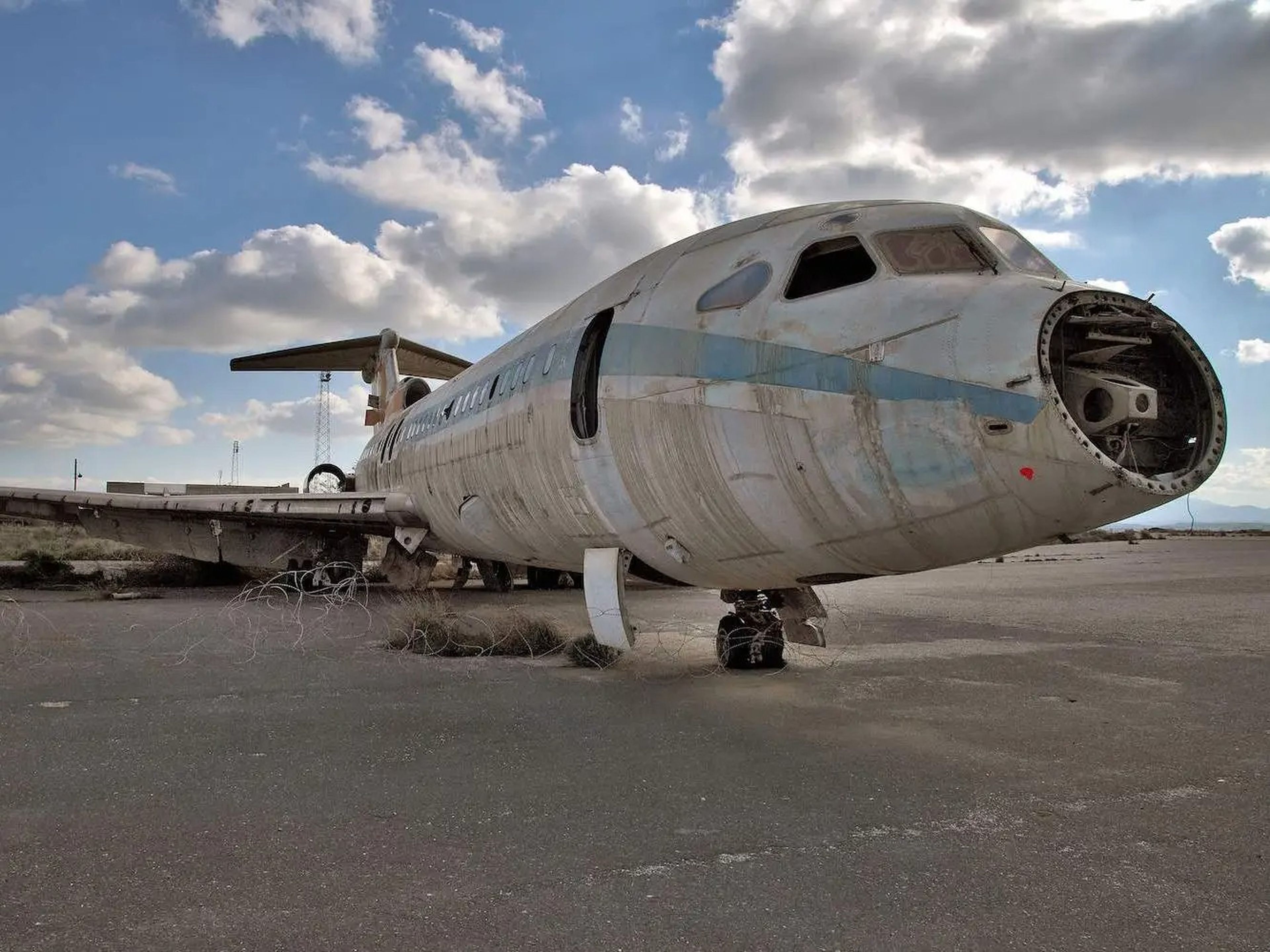 Un destartalado avión Trident 2E de Cyprus Airways en la pista del abandonado aeropuerto internacional de Nicosia.