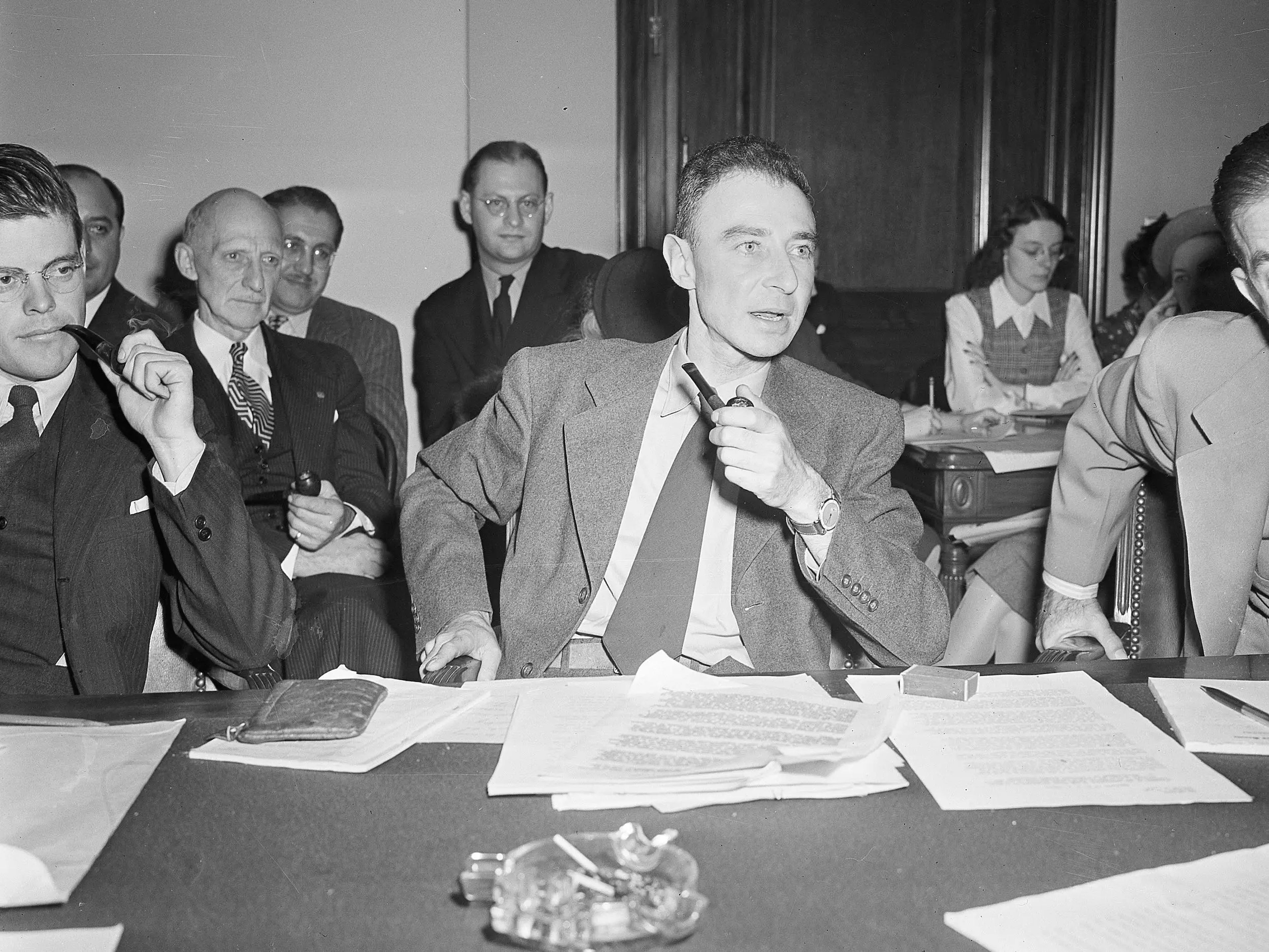J. Robert Oppenheimer declara ante el Senado en octubre de 1945.