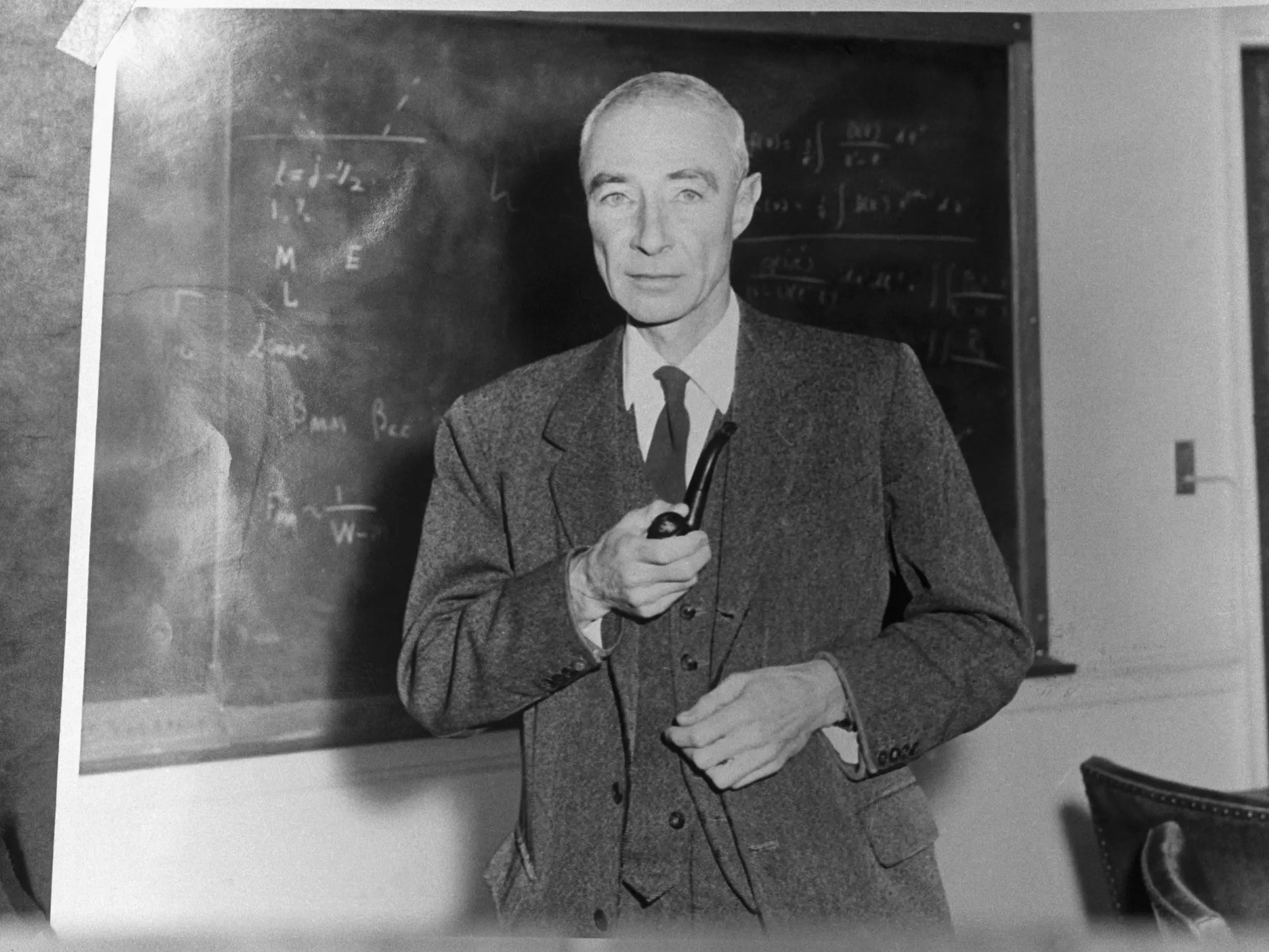 J. Robert Oppenheimer, padre de la bomba atómica, dando clase.