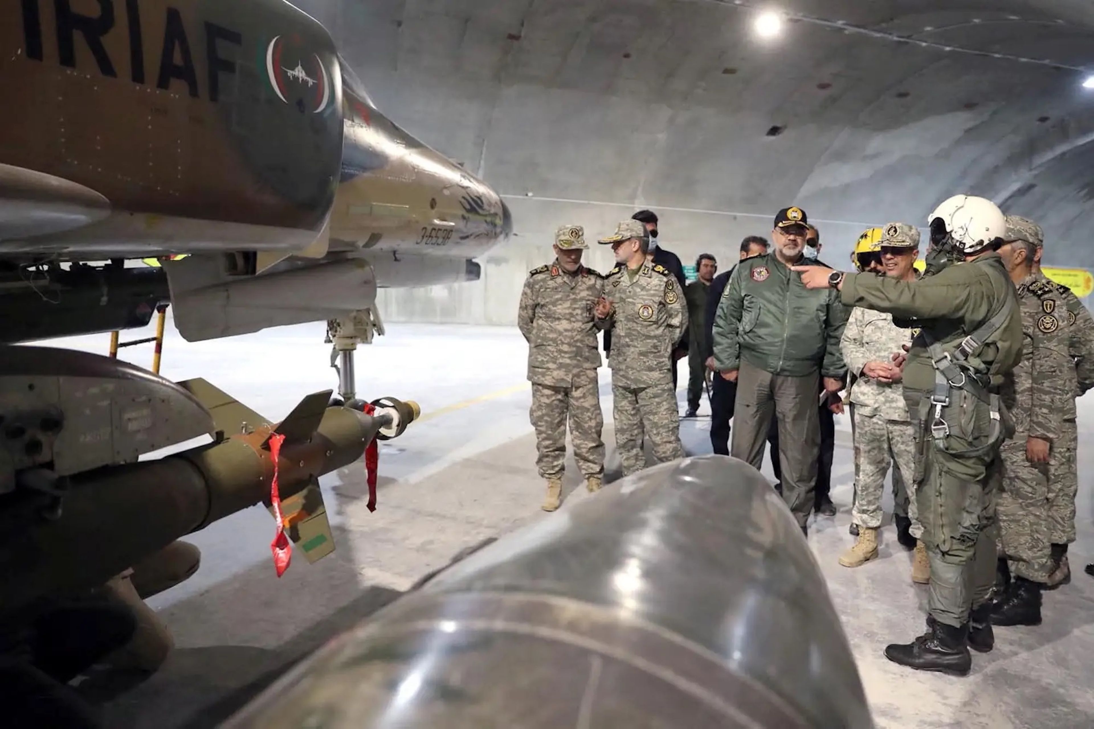 El jefe del Ejército iraní y el jefe del Estado Mayor de las Fuerzas Armadas visitan la primera base aérea subterránea, denominada 'Eagle 44', en un lugar no revelado de Irán.