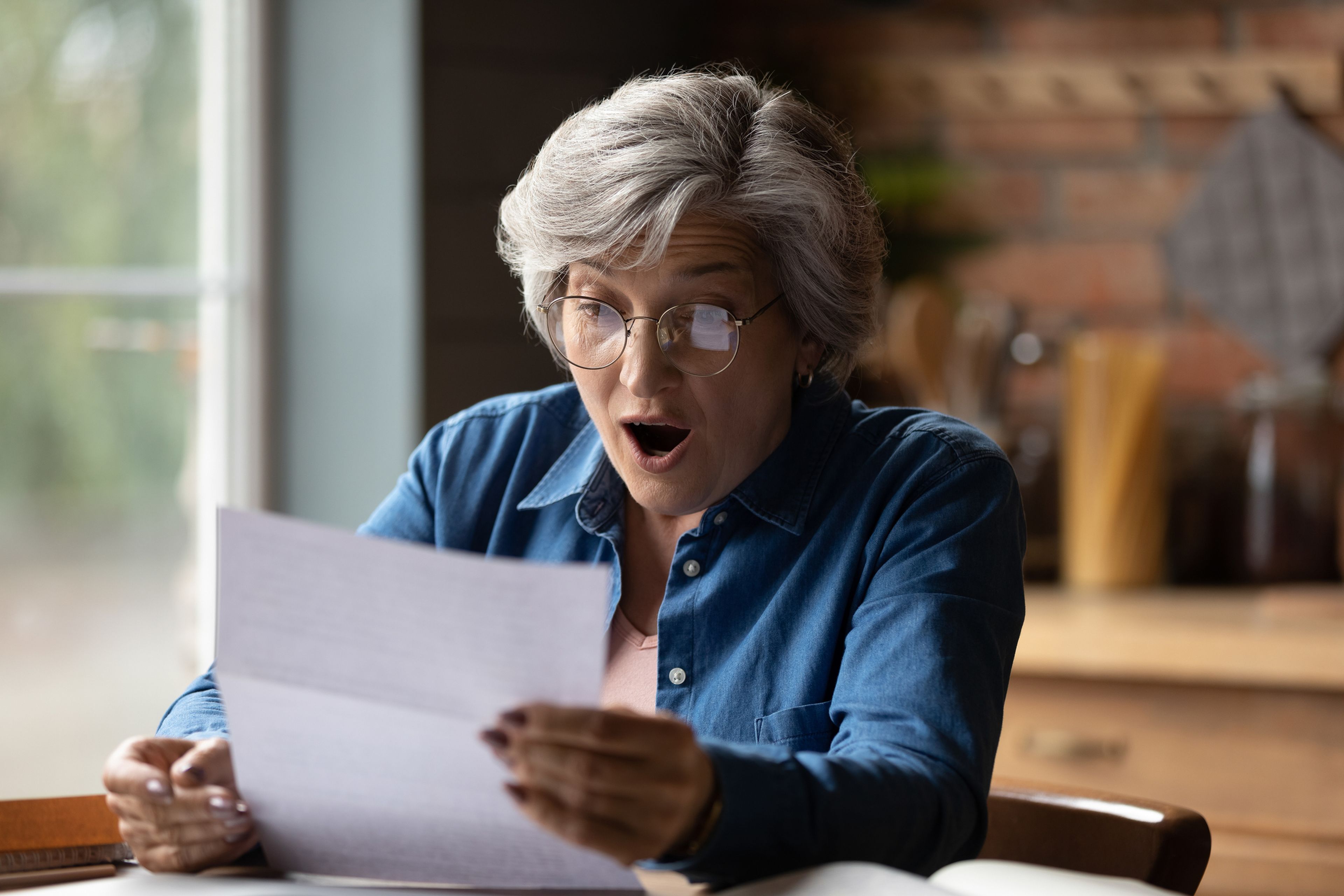 Jubilada, pensionista, mujer mayor lee una carta