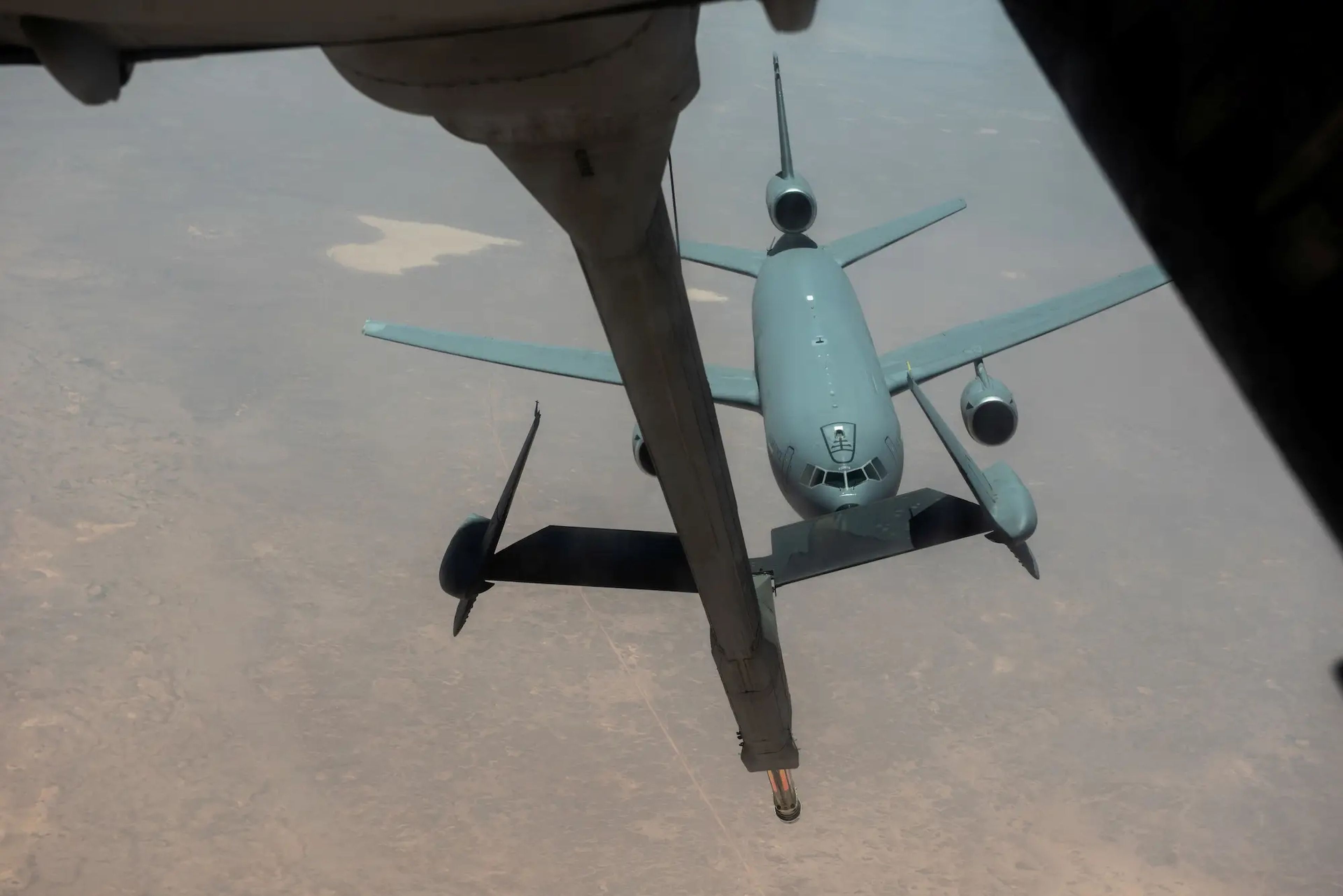 Un KC-10 Extender con base en la Base Aérea de Al Dhafra en Abu Dabi, Emiratos Árabes Unidos, recibe combustible de otro KC-10. 