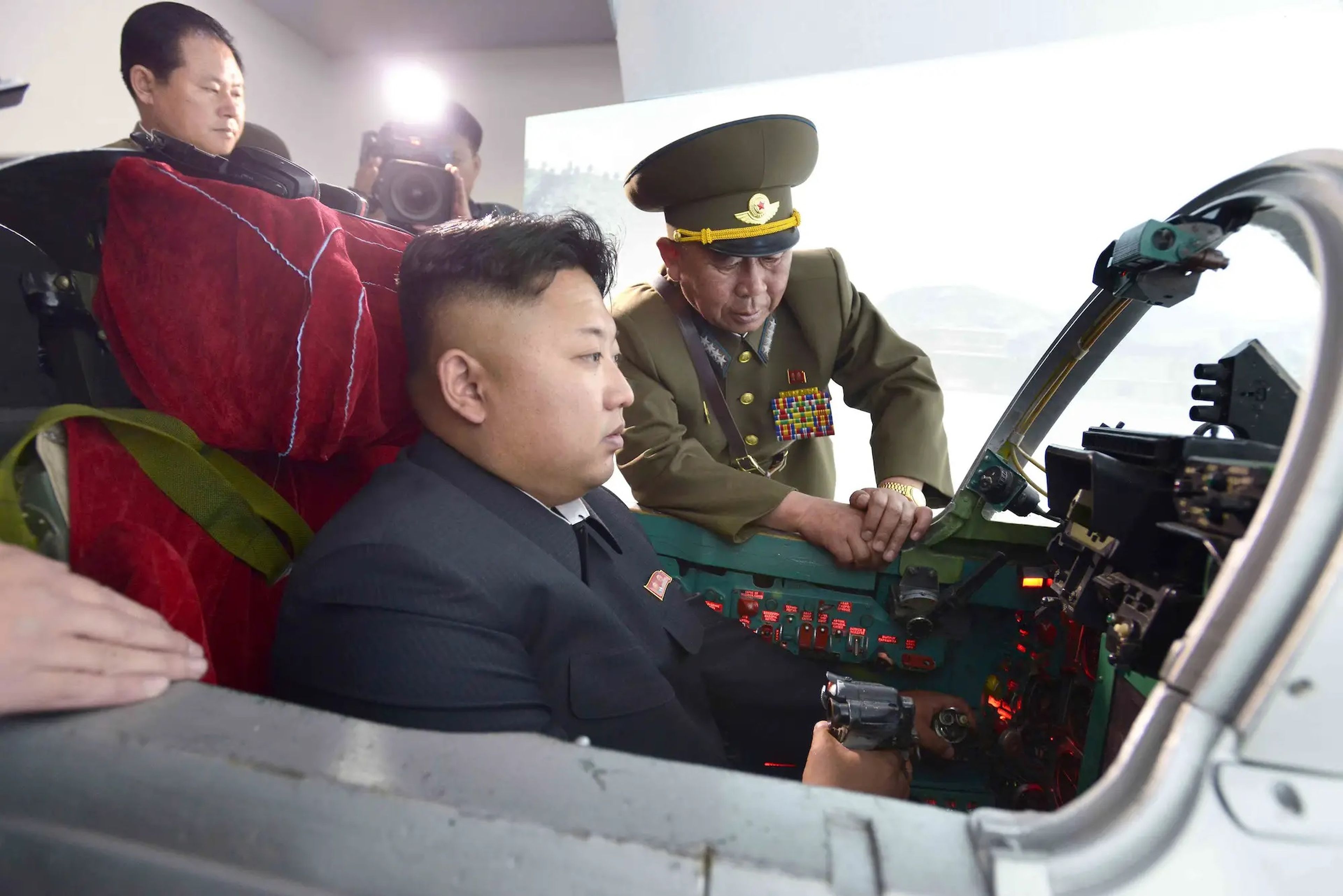 El líder norcoreano Kim Jong Un inspecciona la Unidad 447 de Fuerzas Aéreas y Antiaéreas del Ejército Popular de Corea (EPC).
