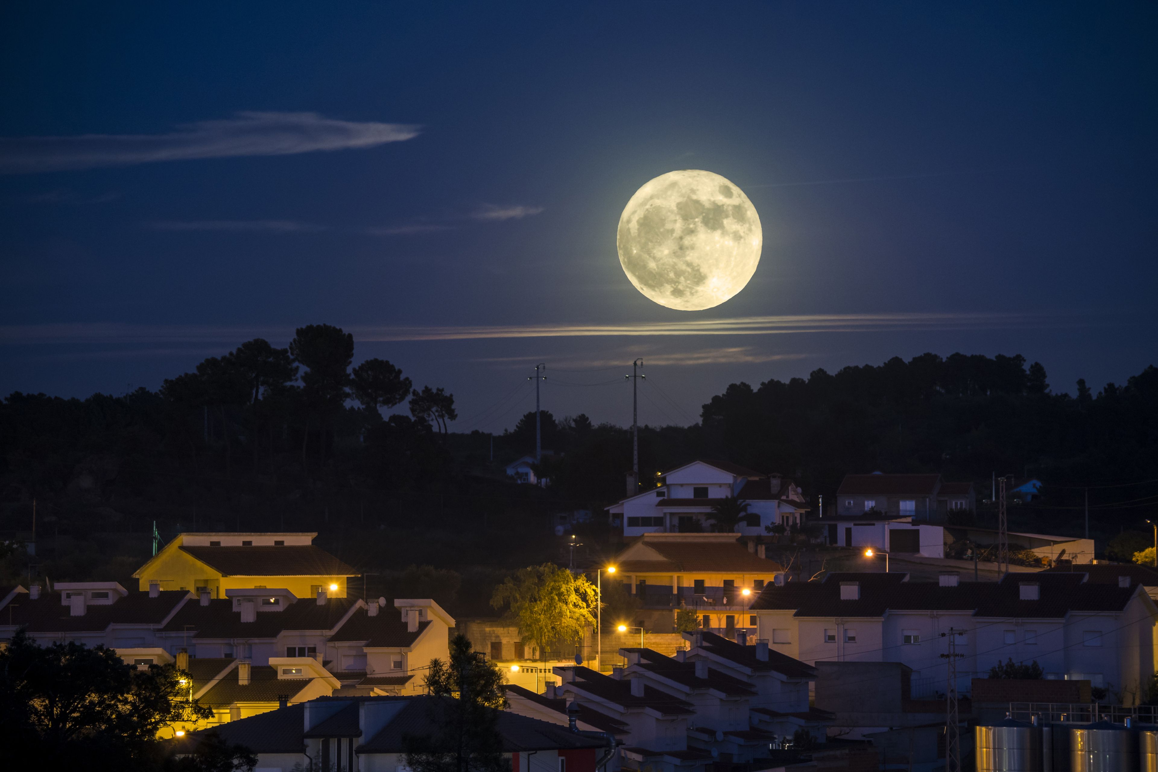 Luna llena sobre un pueblo