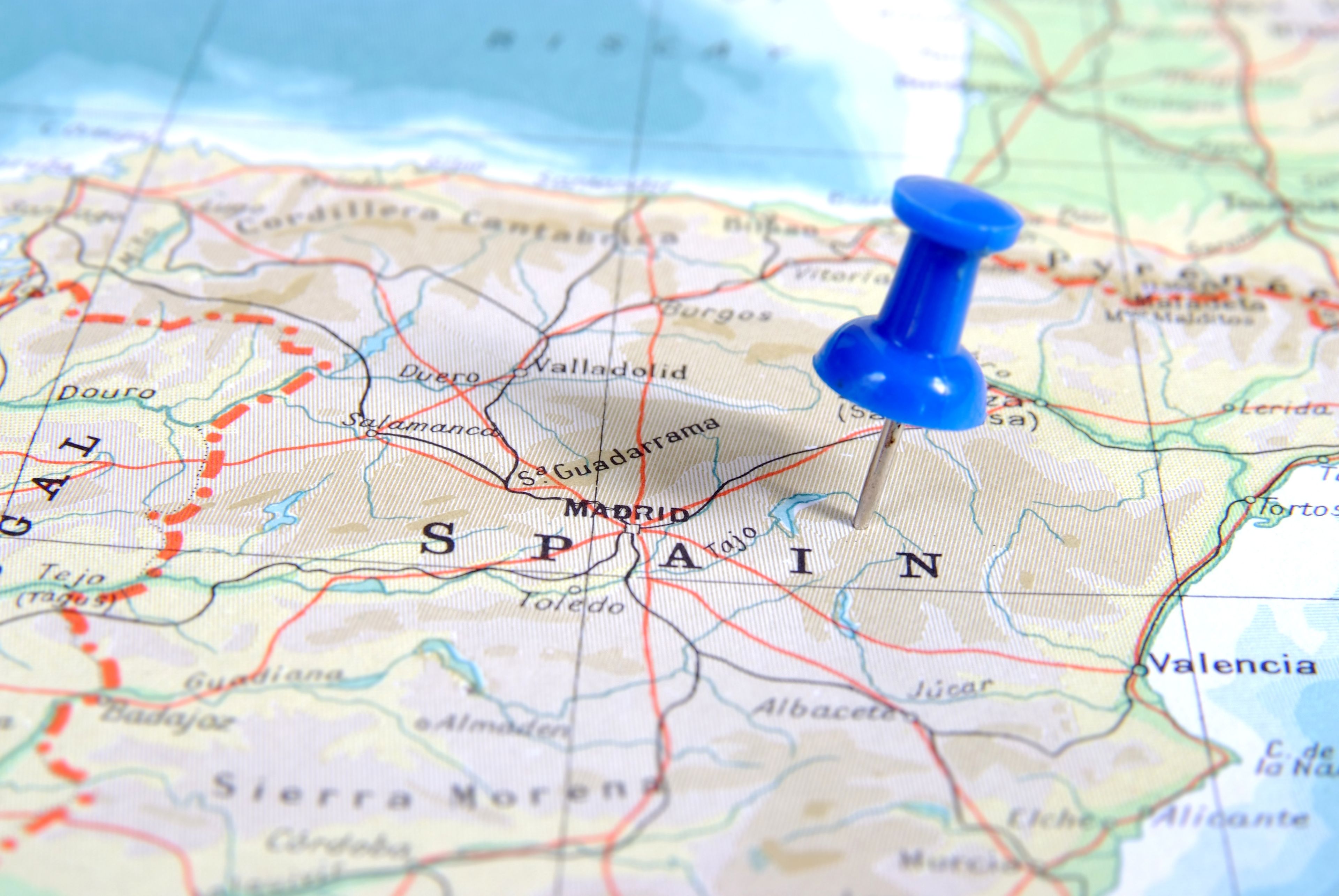 Un mapa de España con una chincheta.