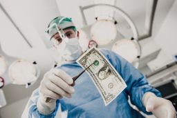 Médico cirujano con dinero