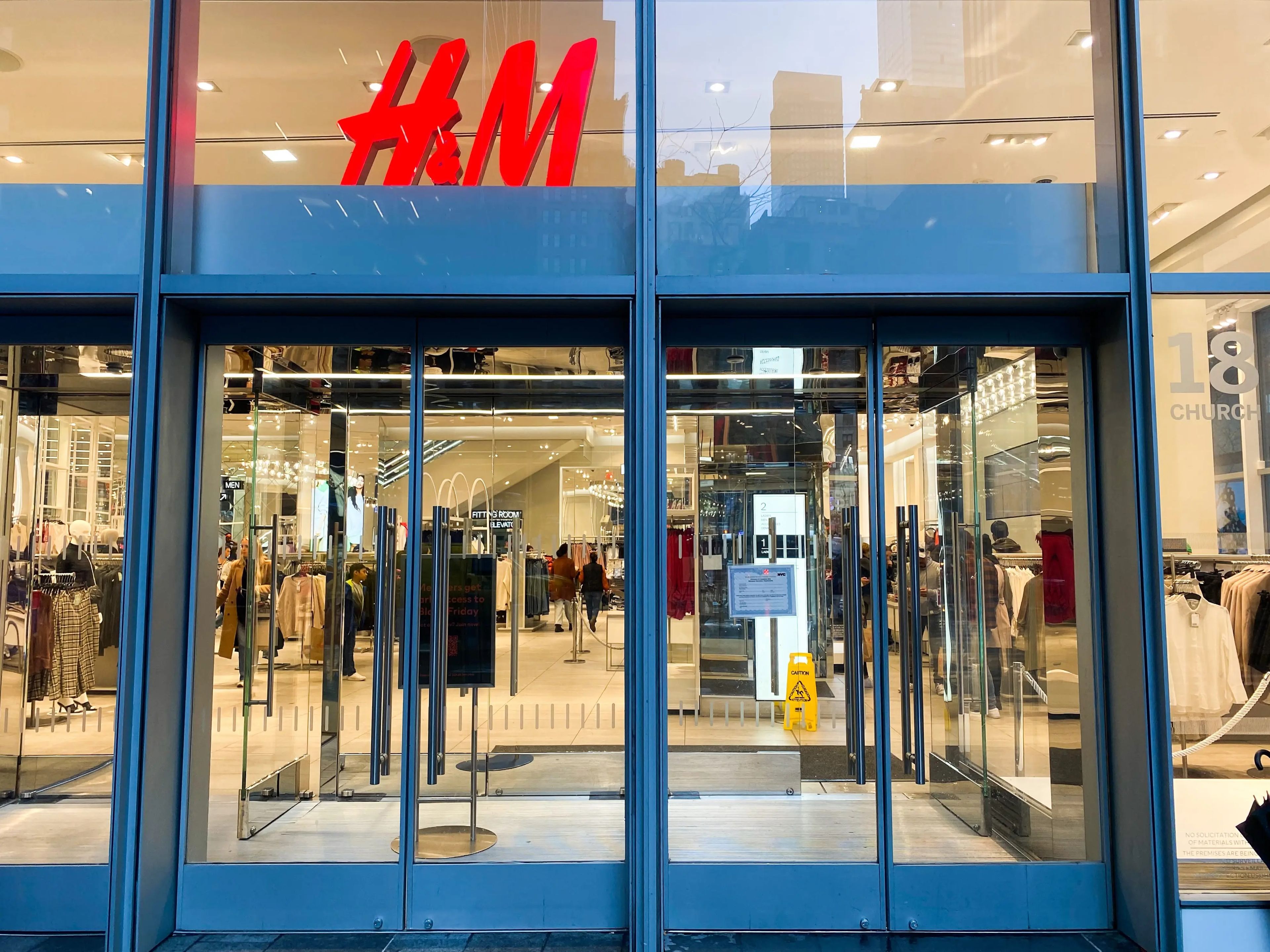 En el momento en que se escribió este artículo, la capitalización bursátil de H&M era de 20.000 millones de dólares y la de Inditex, de 117.000 millones.