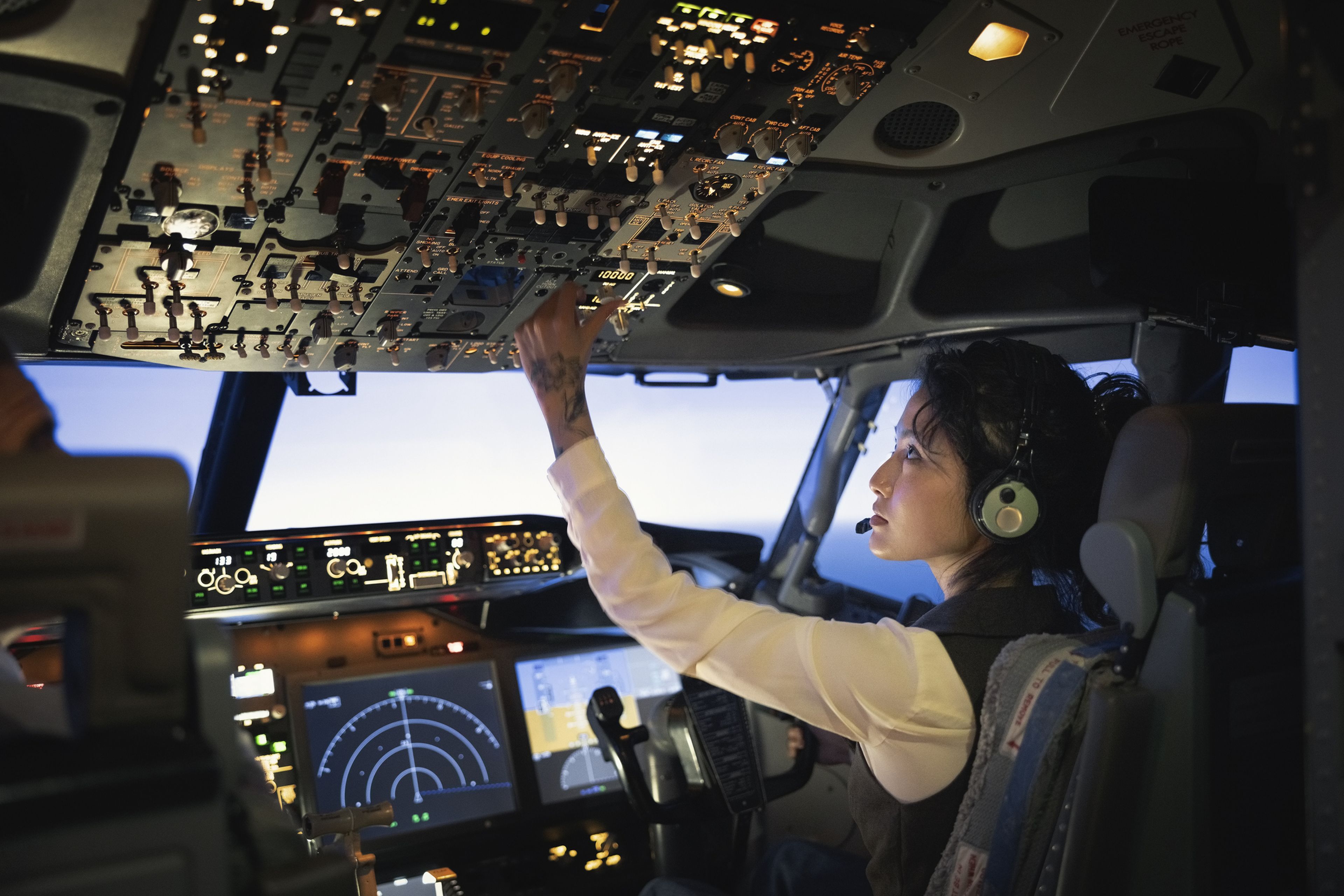 Mujer pilotando un avion