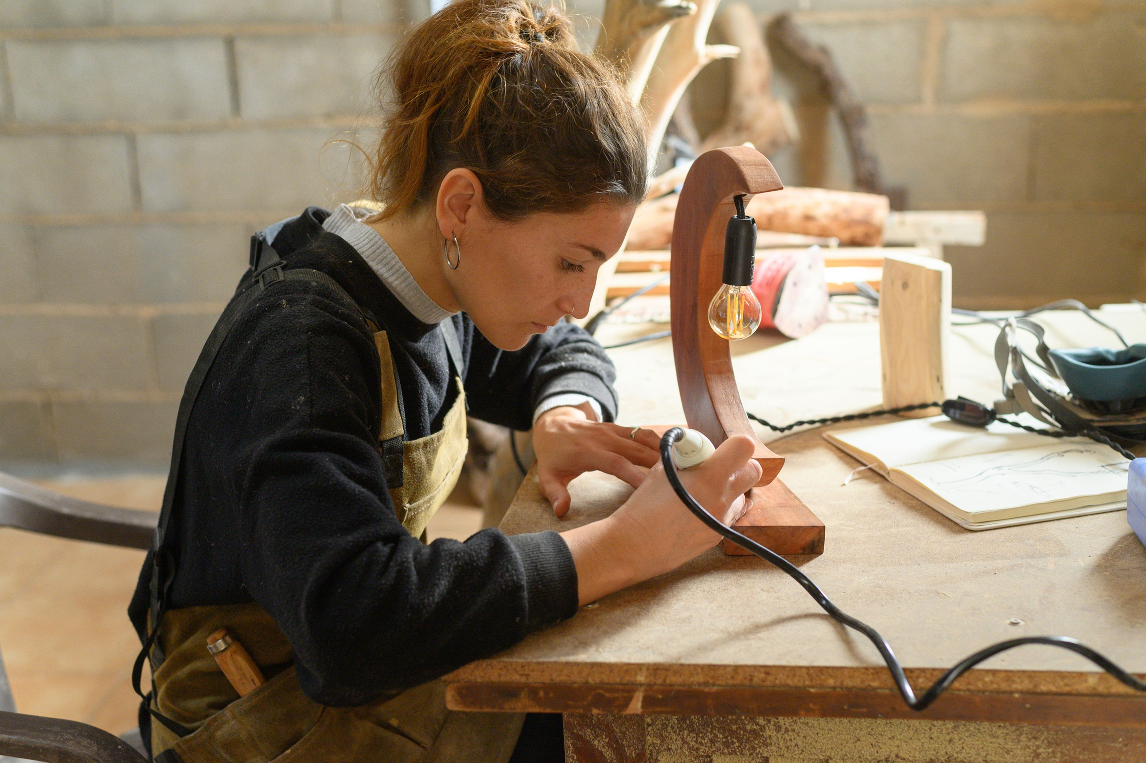 mujer trabajadora autónoma, artesanía