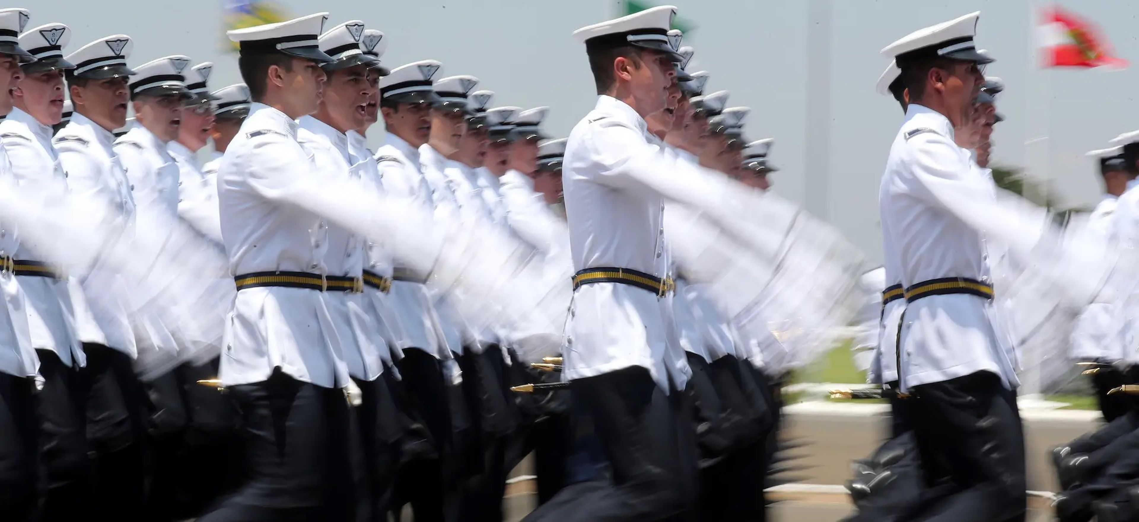 Oficiales desfilan durante su ceremonia de graduación en la Academia de la Fuerza Aérea Brasileña (AFA) en Pirassununga, Brasil.