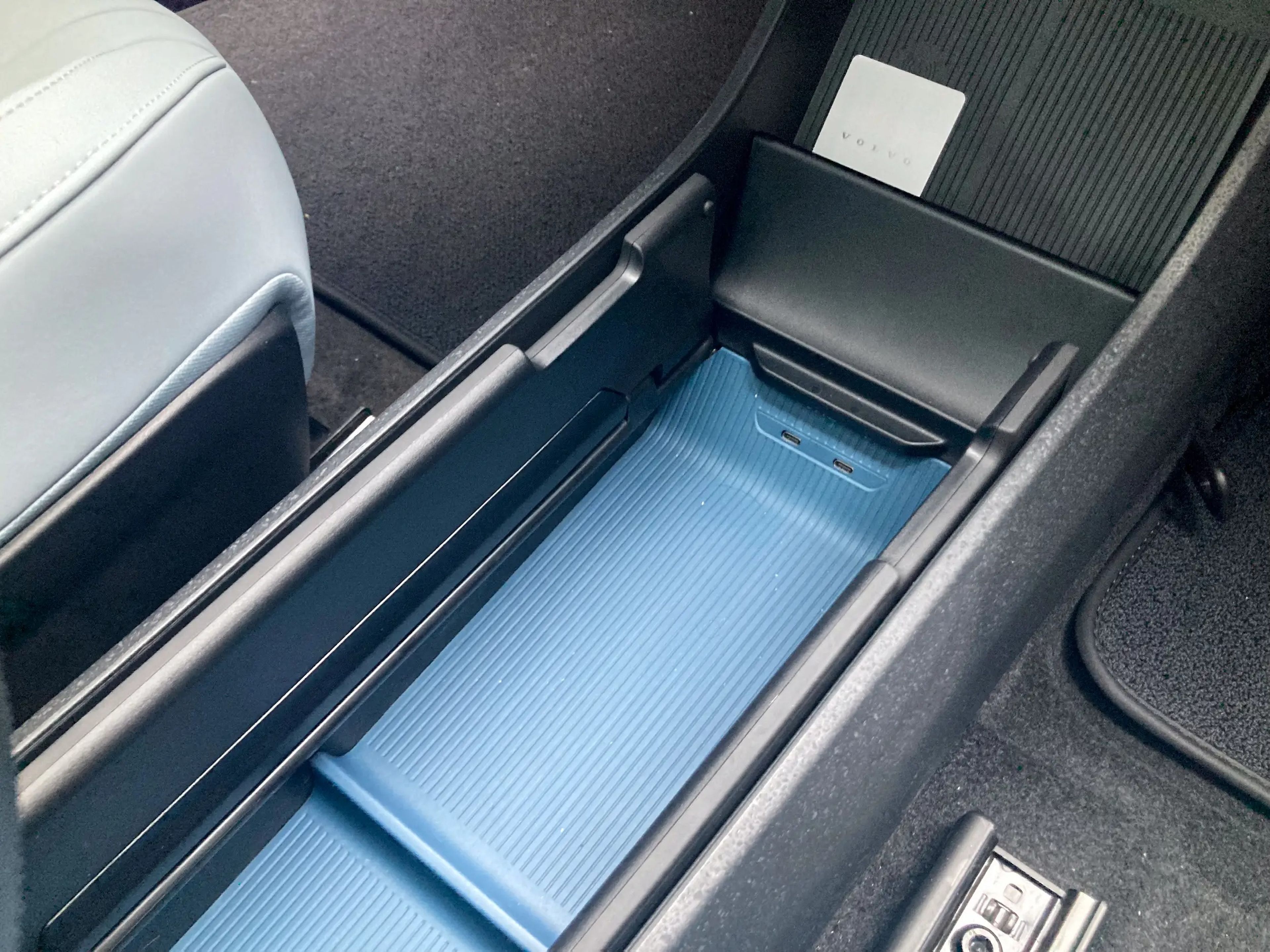 Una guantera abierta en el Volvo EX30, que tiene un cubículo de almacenamiento y varios puertos USB-C.