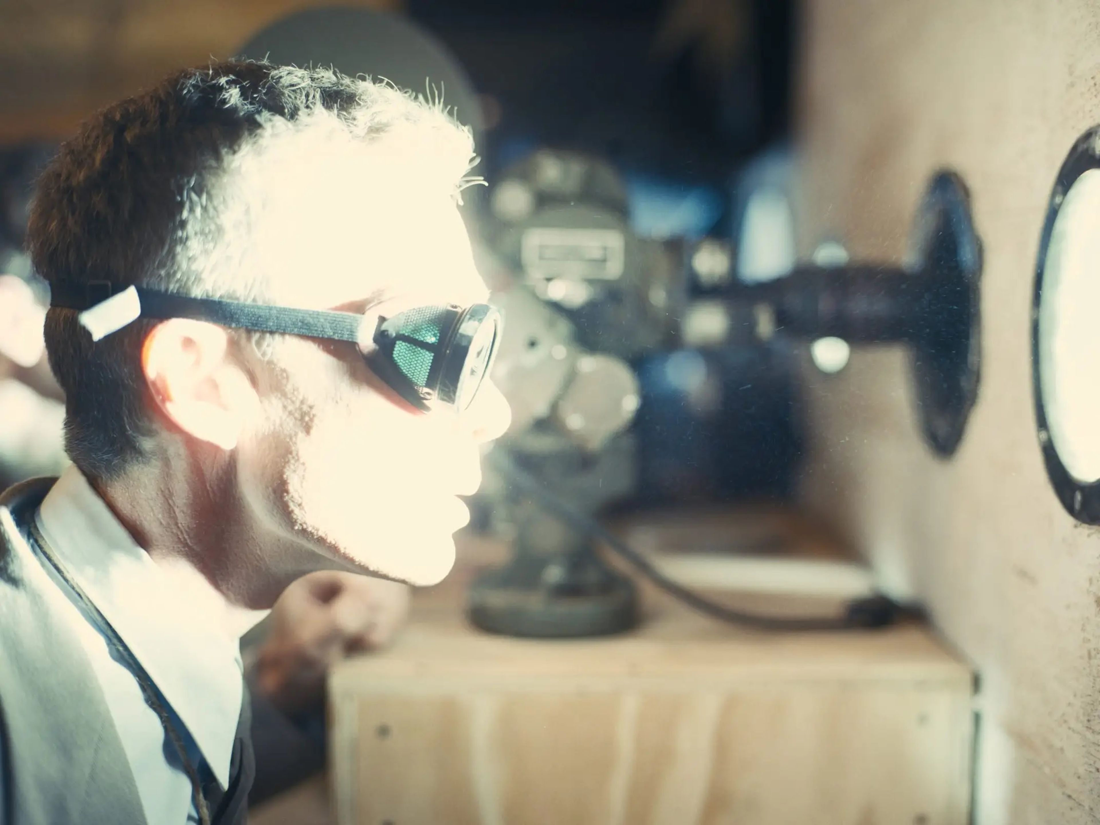 Oppenheimer (Cillian Murphy) observa la prueba Trinity con las gafas oscuras puestas.