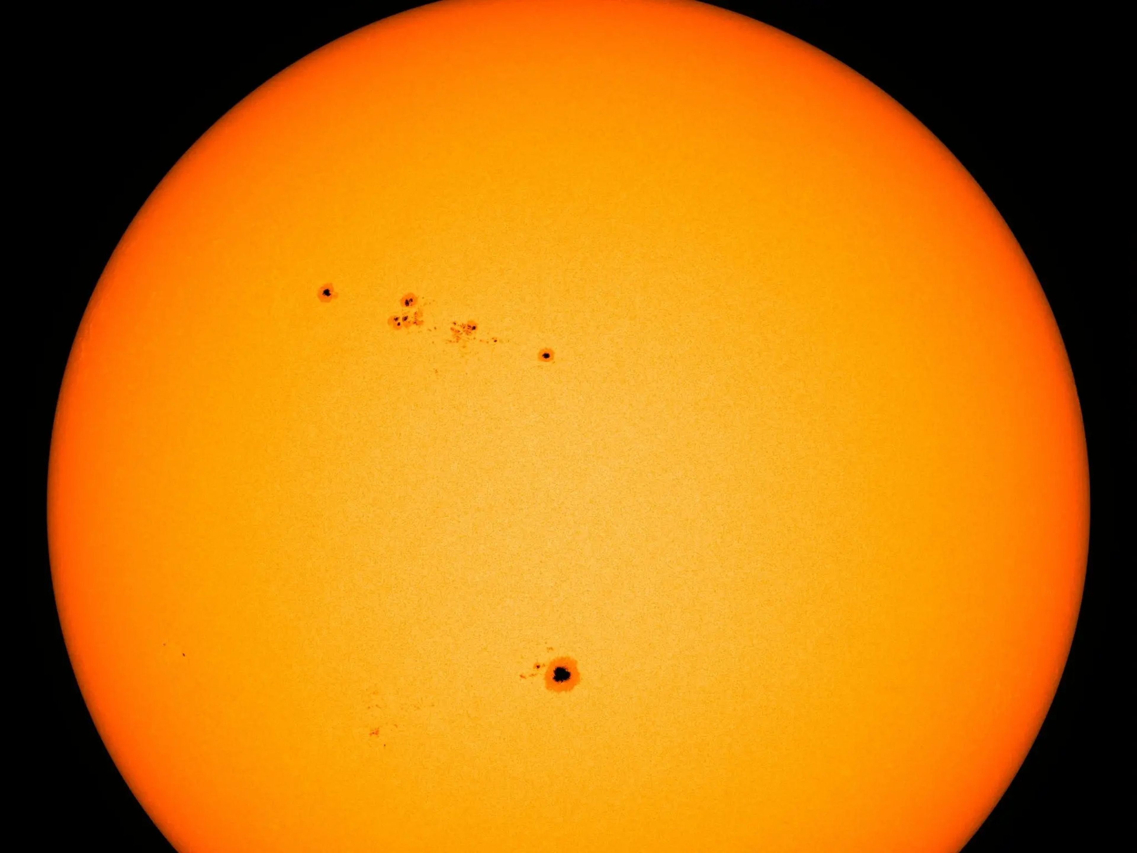Una imagen del Sol del 23 de mayo muestra una mancha solar cuatro veces mayor que la Tierra.