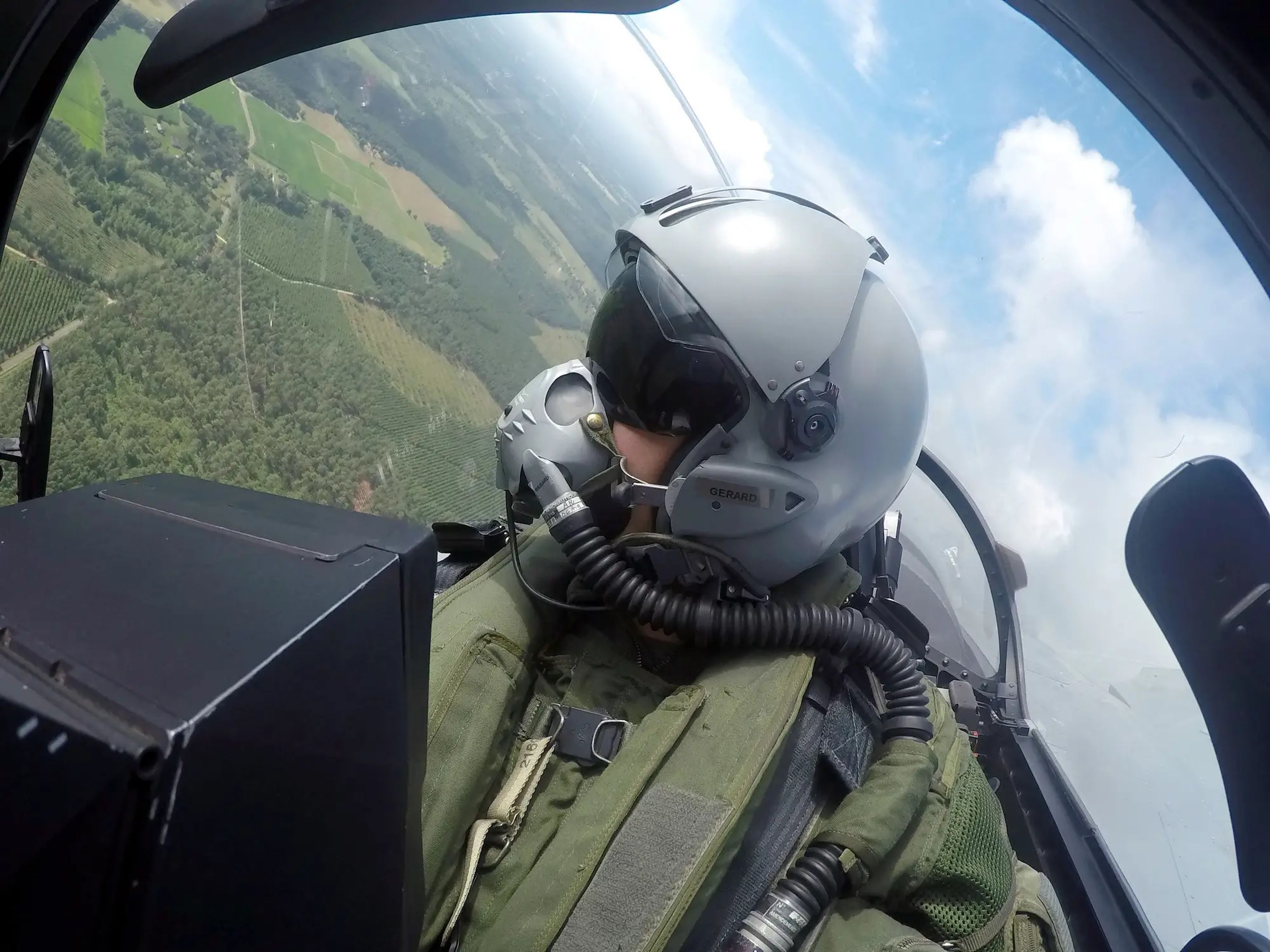 Un piloto francés vuela un caza Rafale sobre la base de las Fuerzas Aéreas francesas en Mont-de-Marsan, suroeste de Francia.