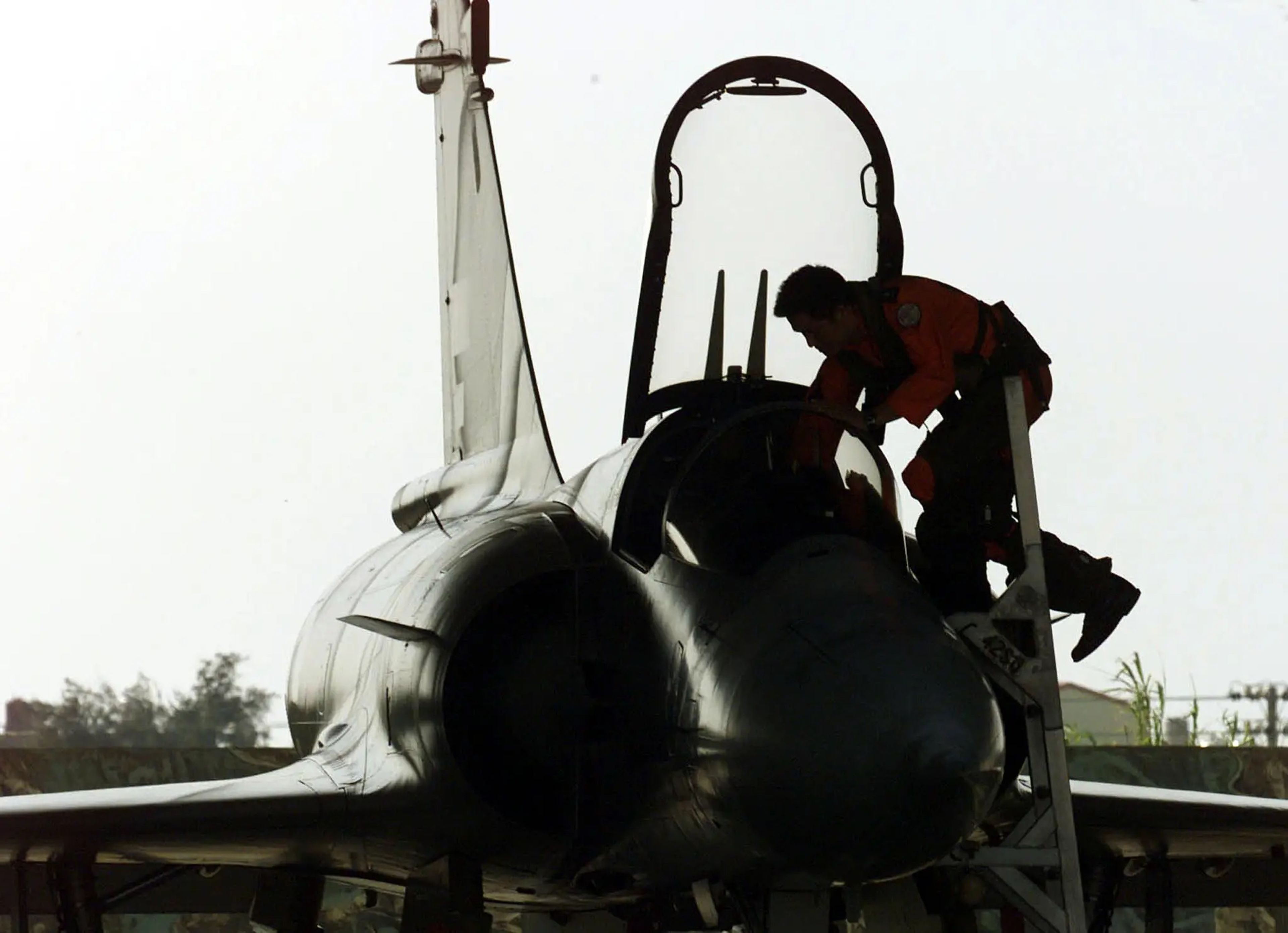 Un piloto de la Fuerza Aérea de Taiwán sube a un caza Mirage de fabricación francesa en una base aérea de Hsinchu durante un ejercicio militar rutinario.