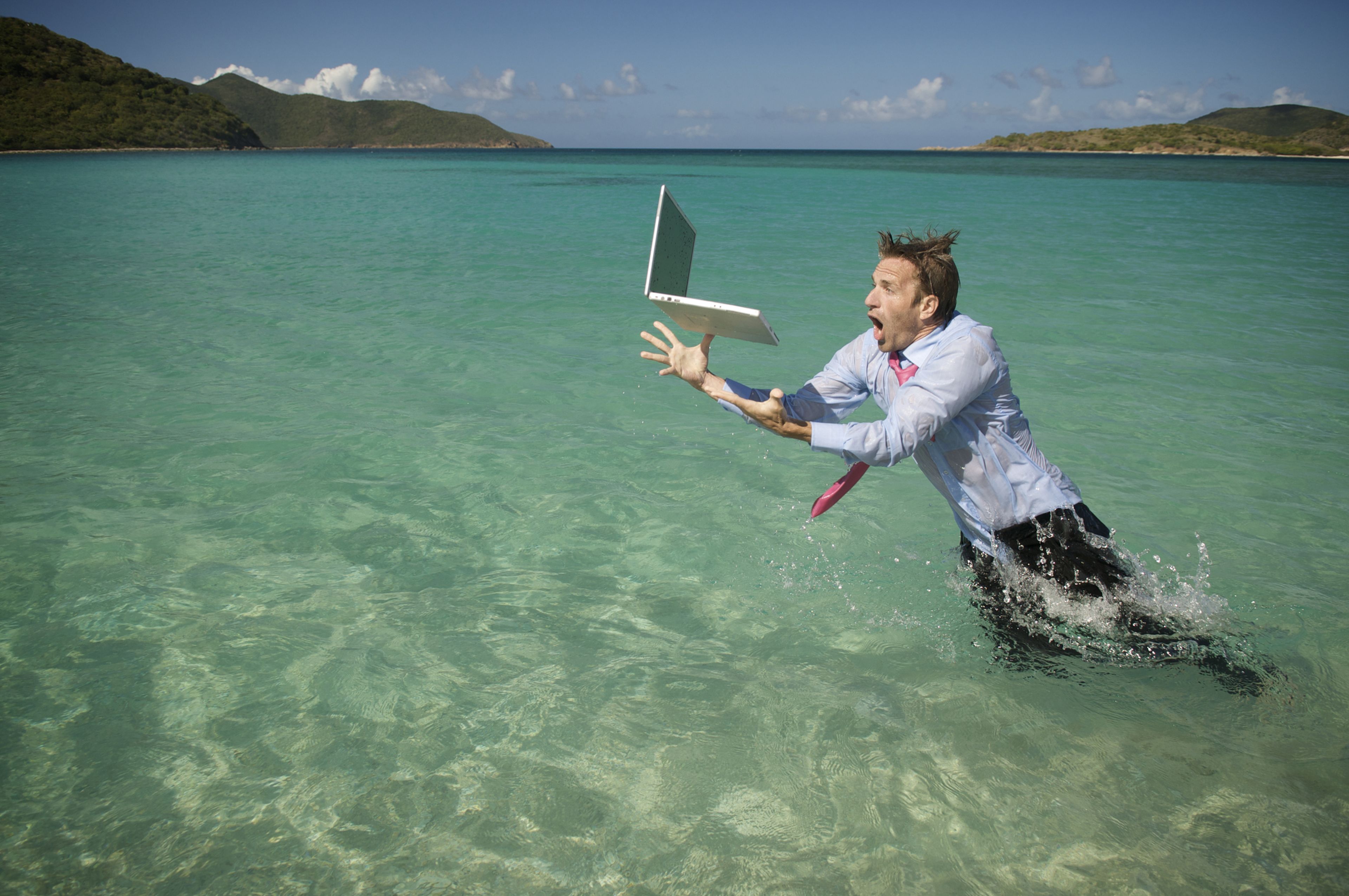 Playa, vacaciones, empresario con ordenador en el mar