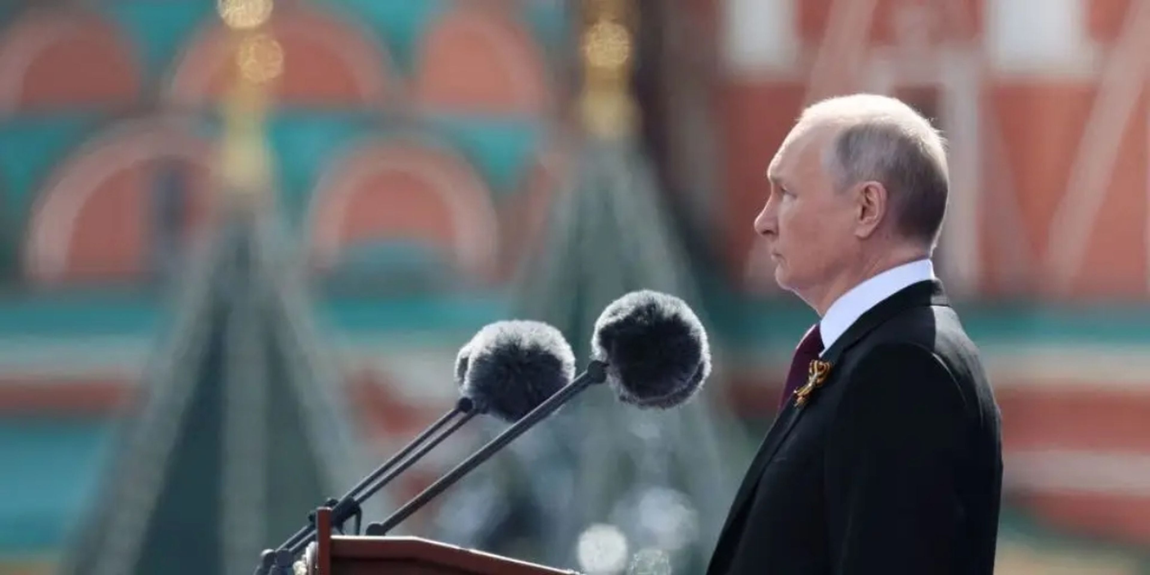 El presidente ruso, Vladímir Putin, pronuncia un discurso durante el desfile militar del Día de la Victoria en la Plaza Roja, en el centro de Moscú, el 9 de mayo de 2023.