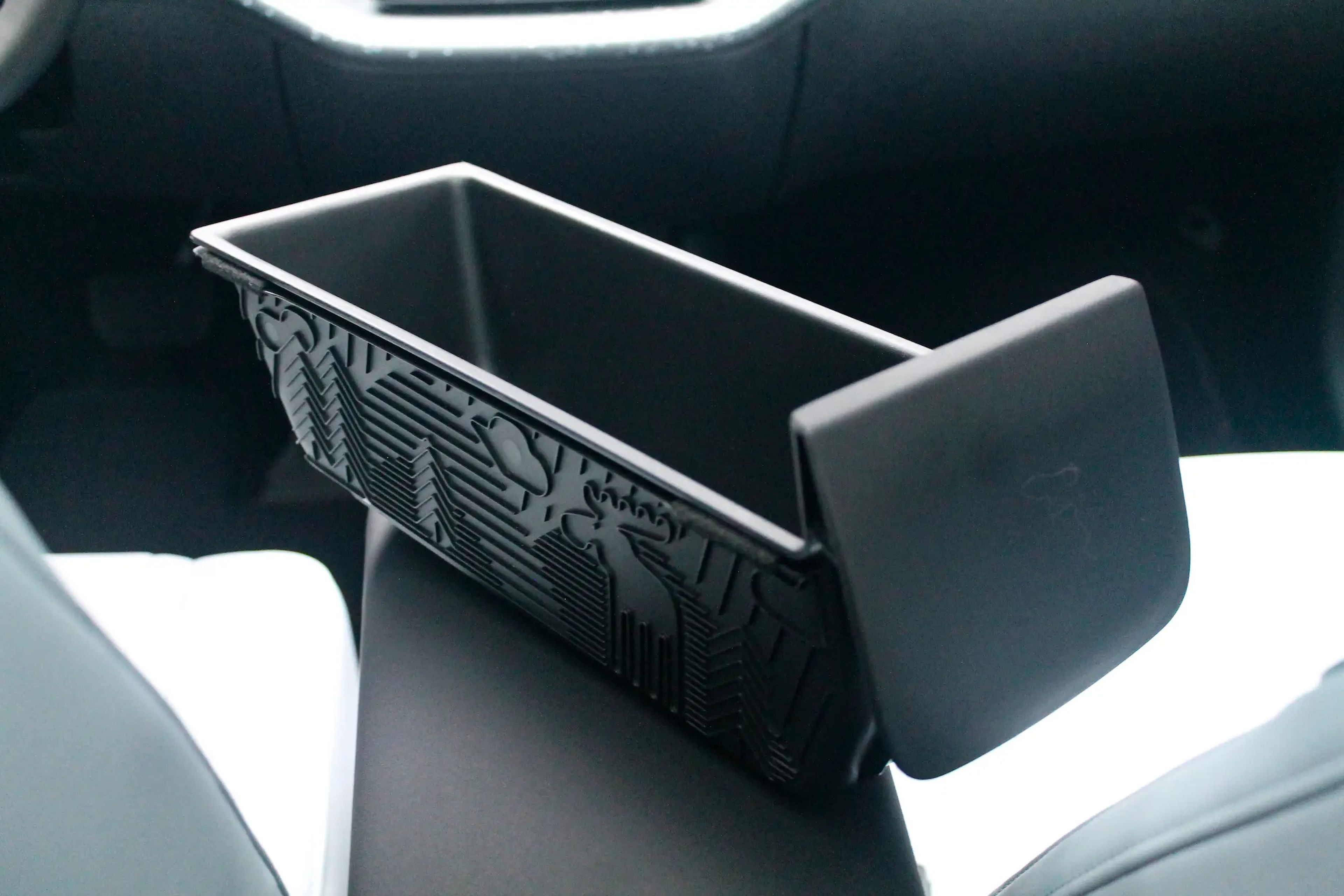 La papelera extraíble colocada sobre el reposabrazos central del Volvo EX30.