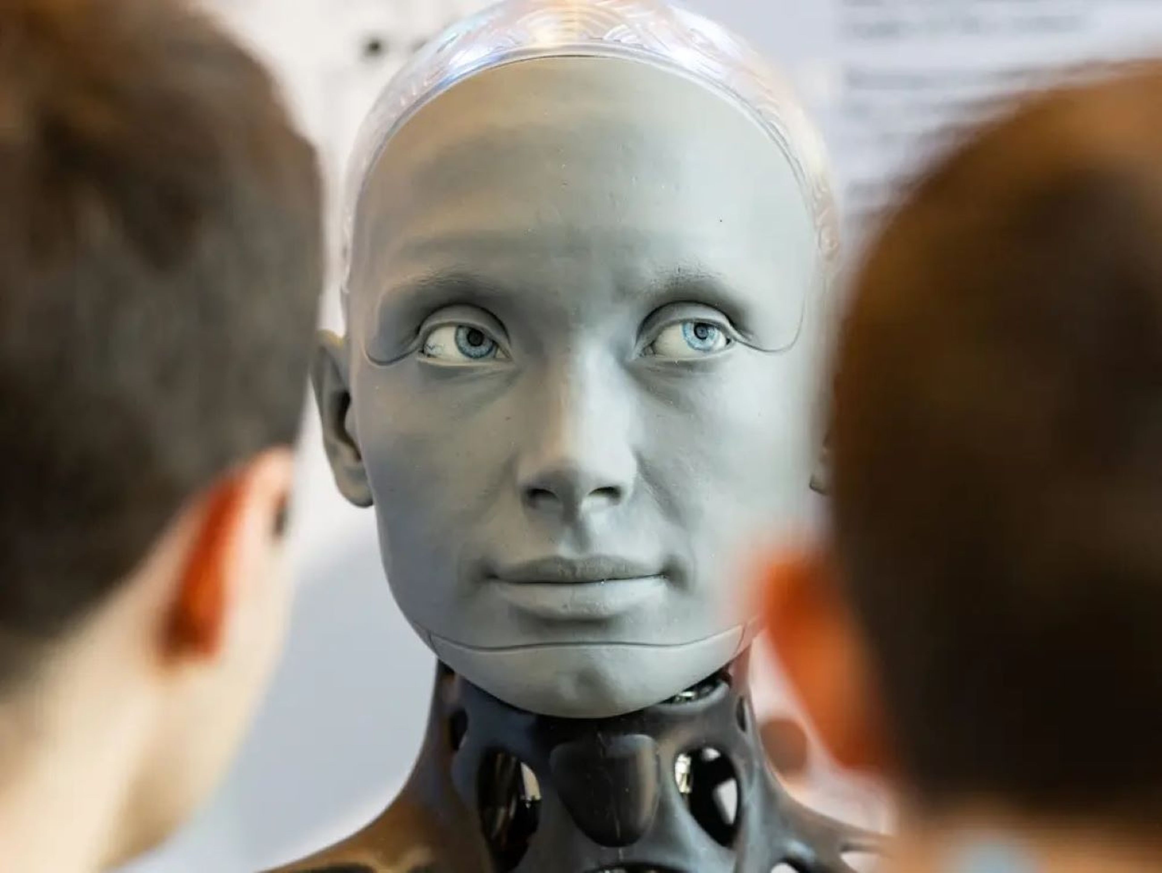 El robot humanoide Ameca, en la Cumbre Mundial de la IA para el Bien, en Ginebra (Suiza).