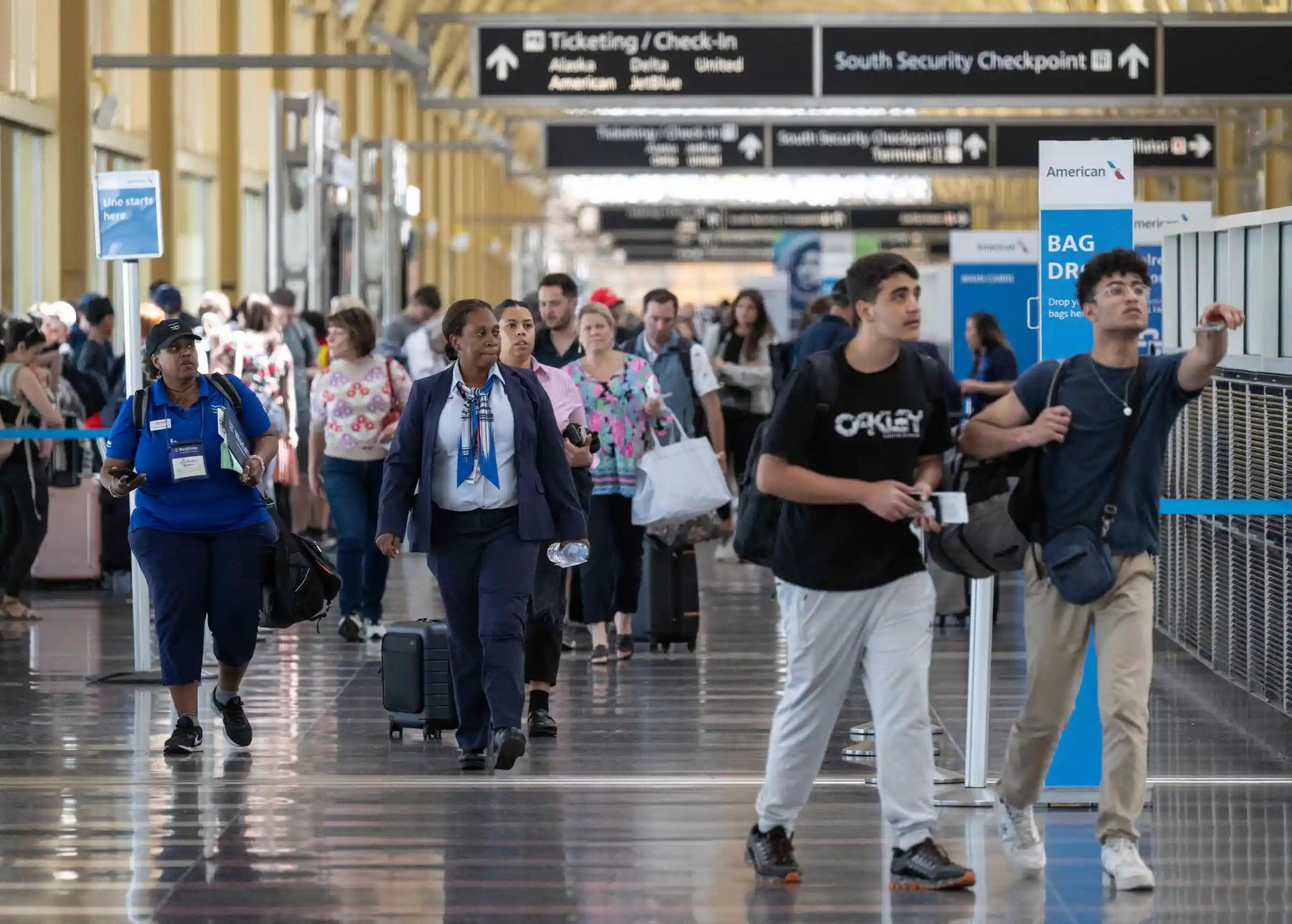 Un grupo de personas camina por una terminal del Aeropuerto Nacional Ronald Reagan de Washington en Arlington, Virginia, el 26 de mayo de 2023.