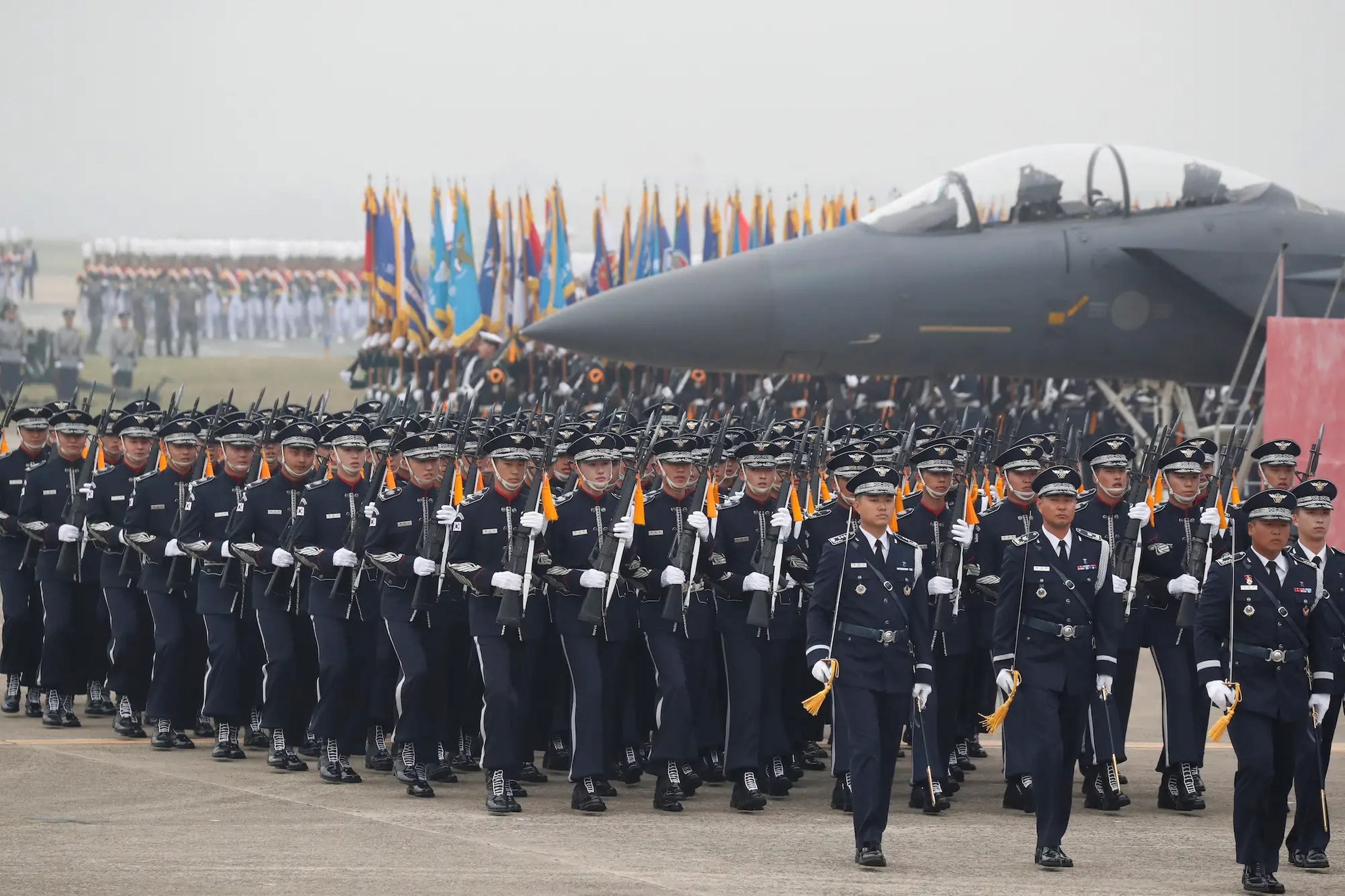 Soldados surcoreanos participan en una ceremonia para conmemorar el 71º aniversario del Día de las Fuerzas Armadas en la base aérea de Daegu, Corea del Sur.