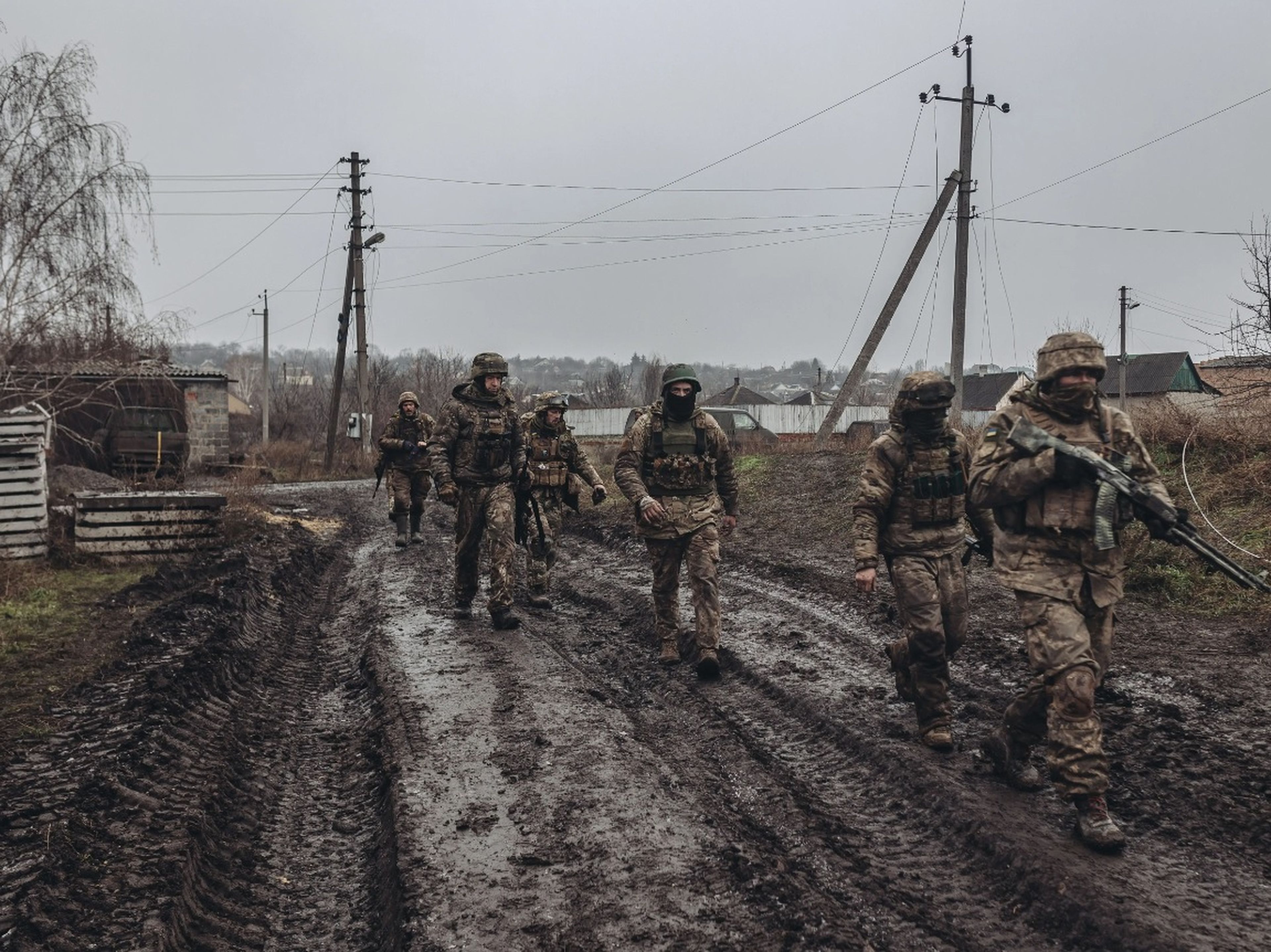 Soldados ucranianos caminan hacia la línea del frente en Bakhmut, Ucrania, el 16 de diciembre de 2022.