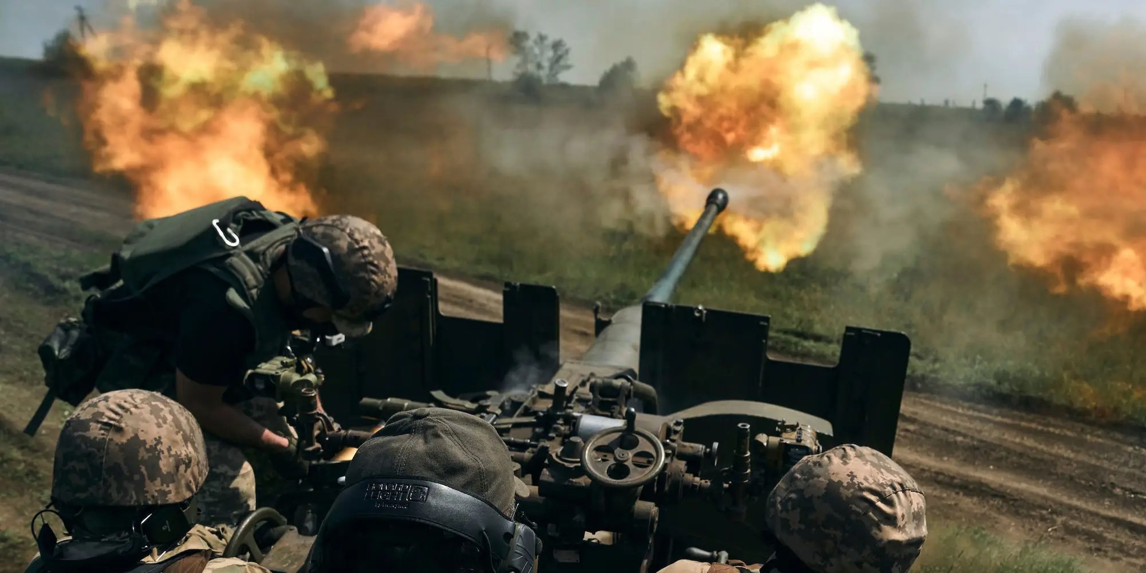Soldados ucranianos disparan un cañón cerca de Bajmut, ciudad oriental de Ucrania donde se han librado encarnizados combates contra las fuerzas rusas, en la región de Donetsk.