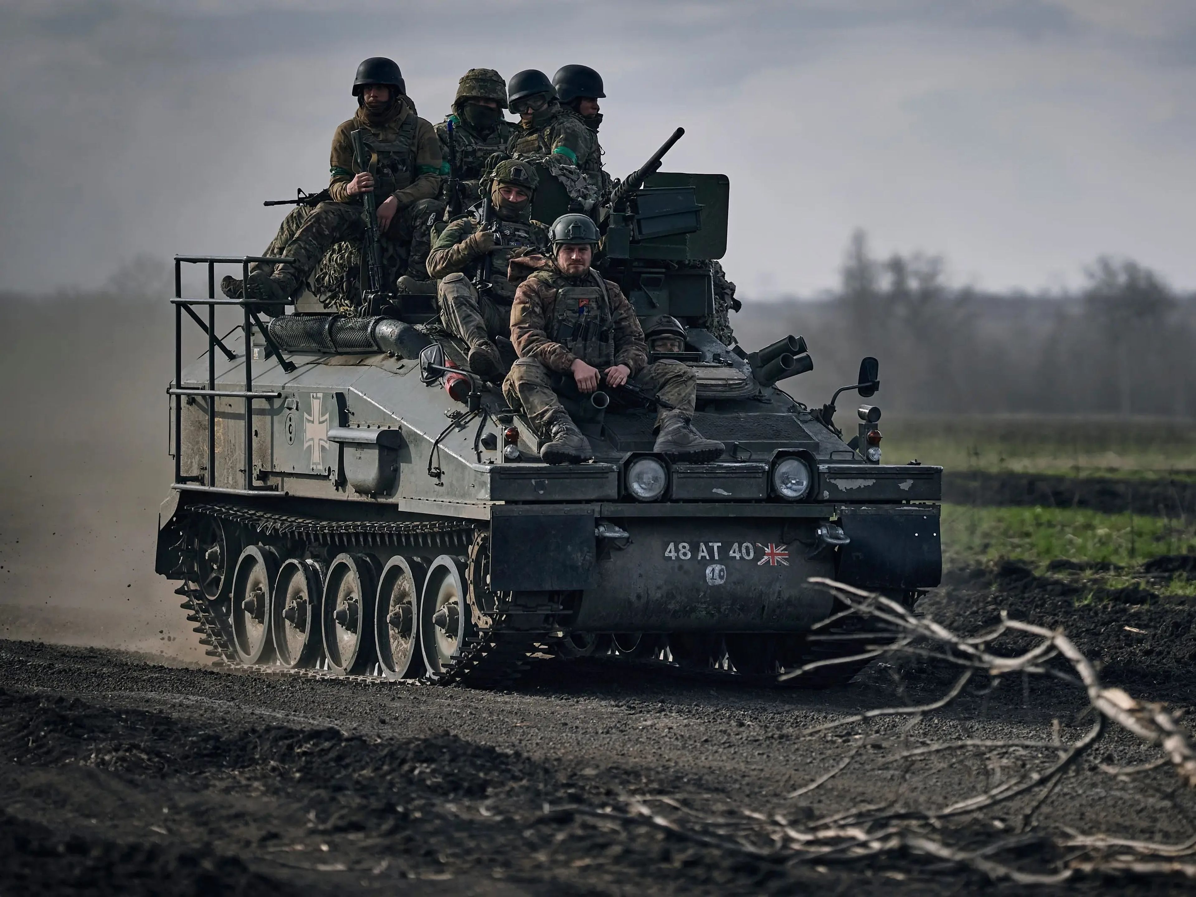 Soldados ucranianos sobre un tanque en la línea del frente en Bakhmut, región de Donetsk, Ucrania, domingo 26 de marzo de 2023.